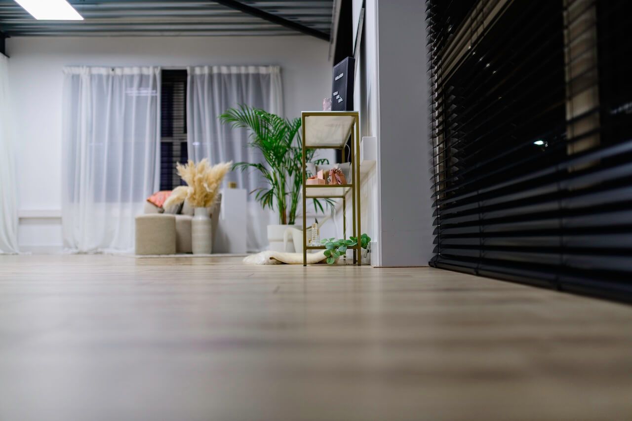 Modern, minimalistisch interieur met witte gordijnen, zwarte horizontale jaloezieën en kamerplanten in daglichtstudio Zeewolde
