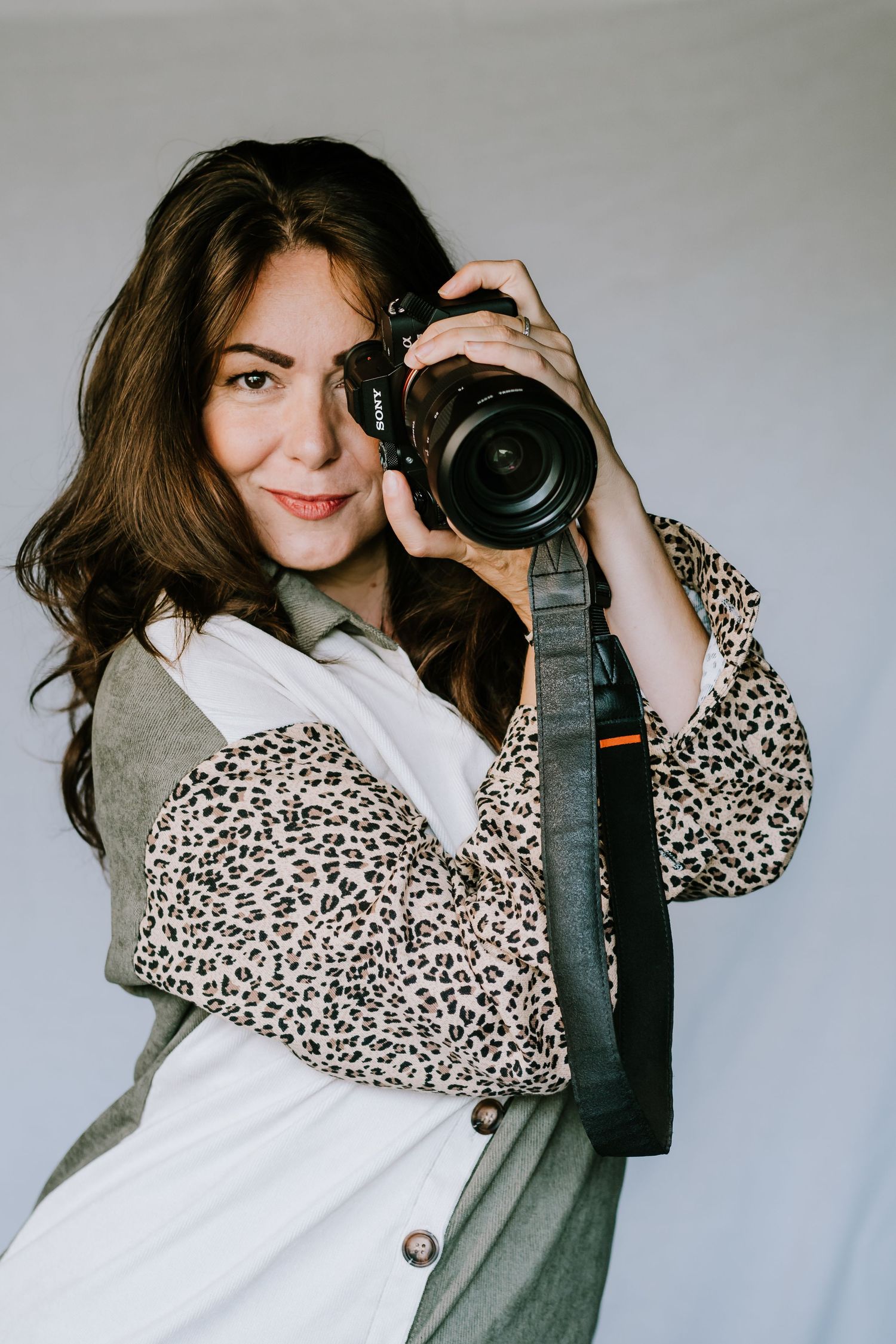 Georgina Forstner mit Kamera, Hochzeitsfotografin aus Regensburg, Profilfoto.