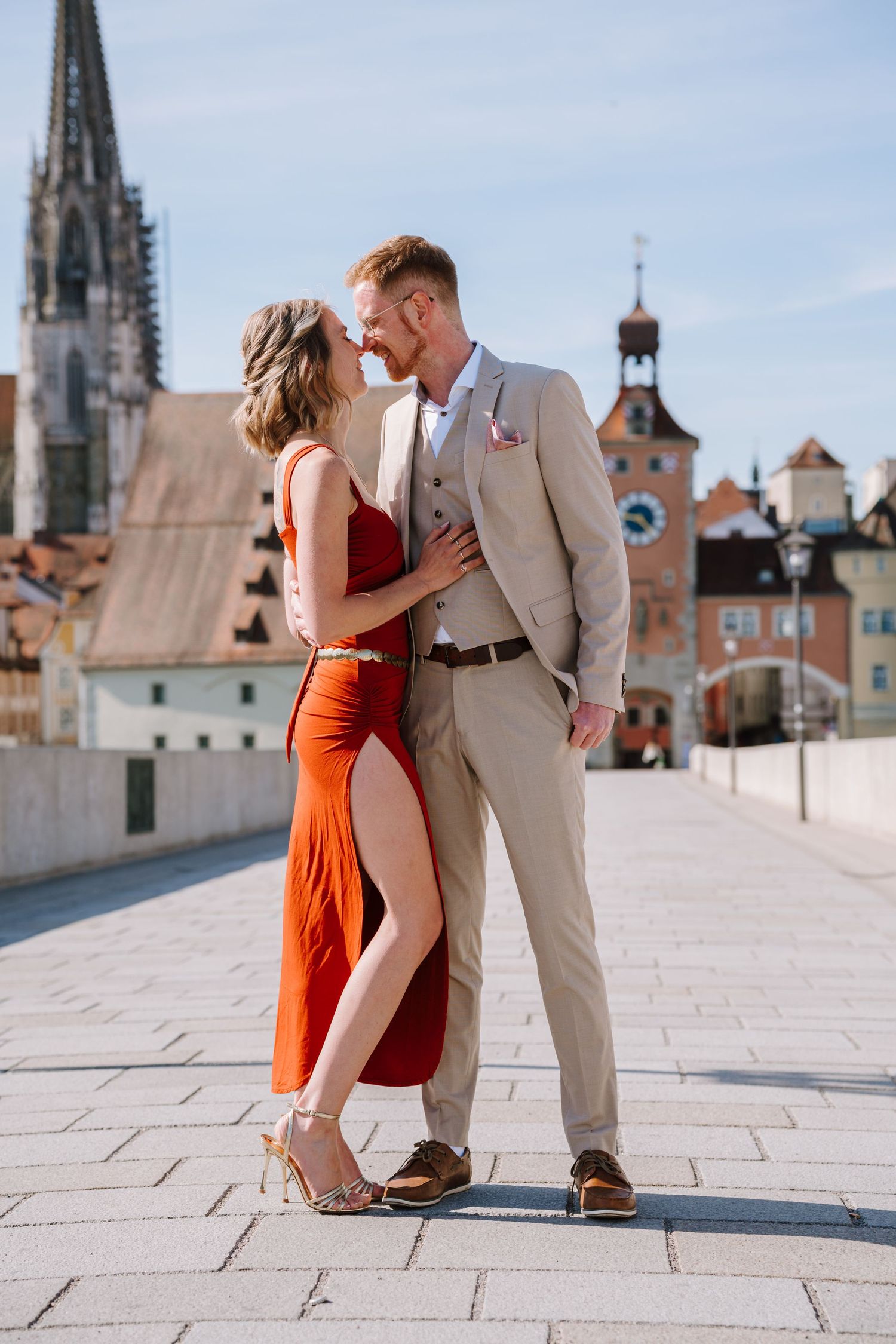 Jenny und Aaron, standesamtlichen Hochzeit auf der Steinernen Brücke in Regensburg mit Blick auf Dom und Altstadt