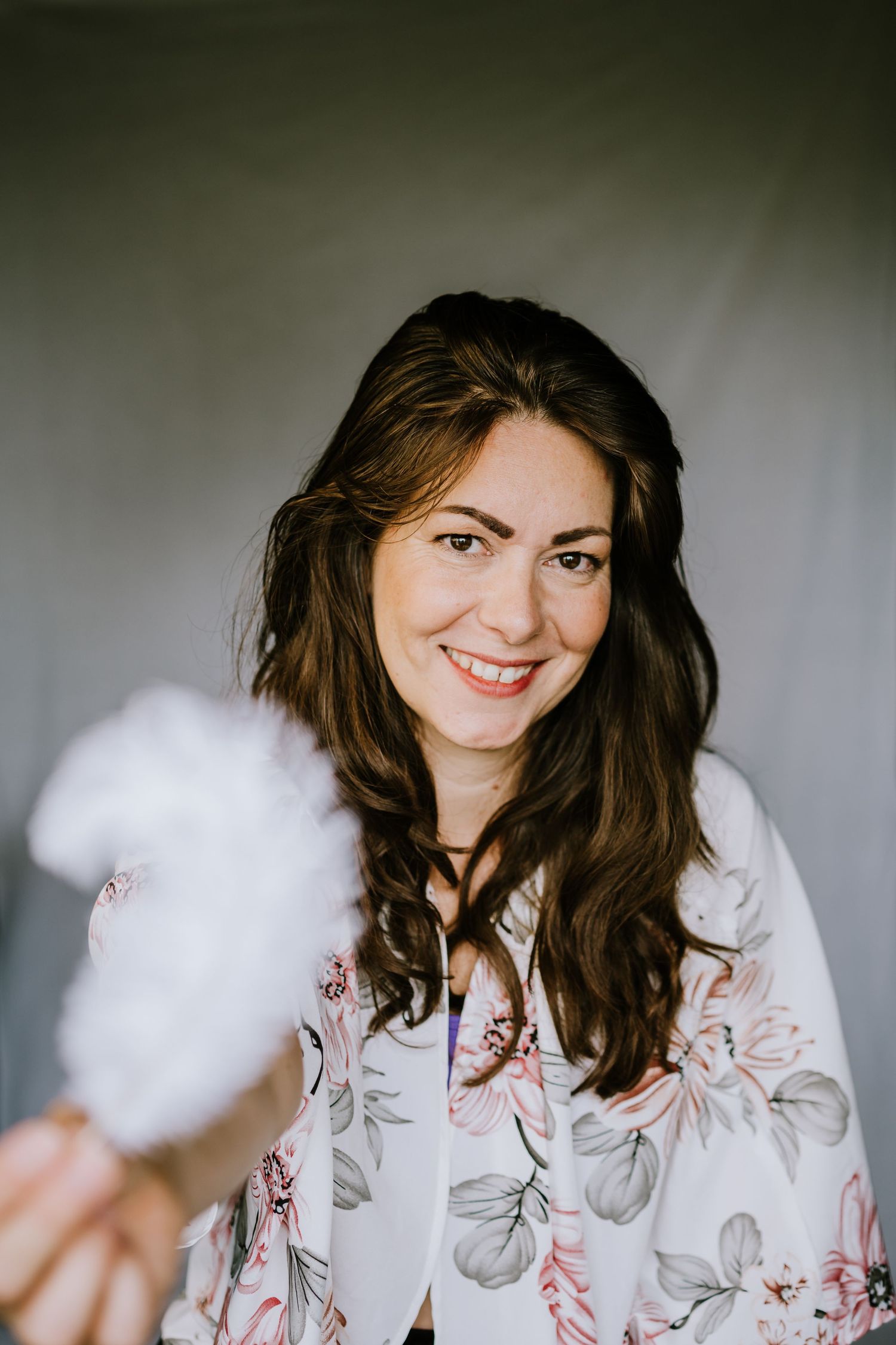 Persönliches Portrait von der Hochzeitsfotografin Georgina aus Regensburg, lächelnd, einladend.