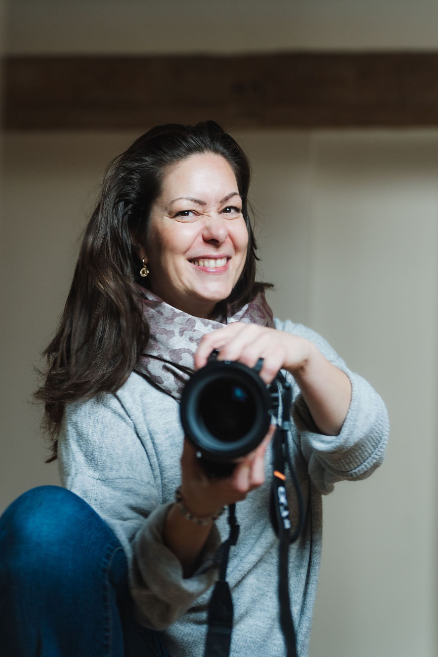 Hochzeitsfotografin GeorgyART aus Regensburg, wilde Fotopoetin, Portrait, lächelnd mit Kamera abgebildet.