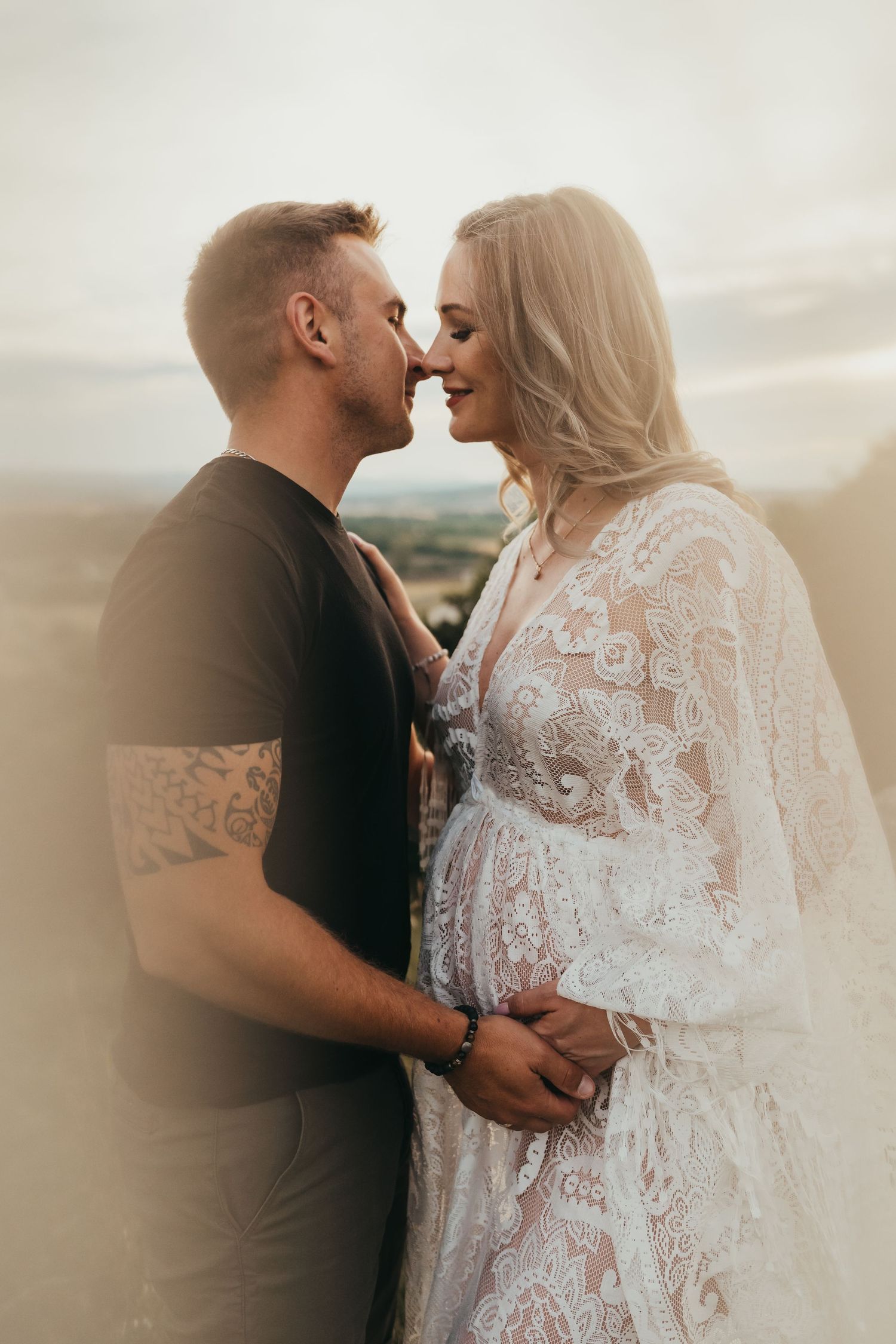 Romantikus stílusú kismama fotózás Sopronban.