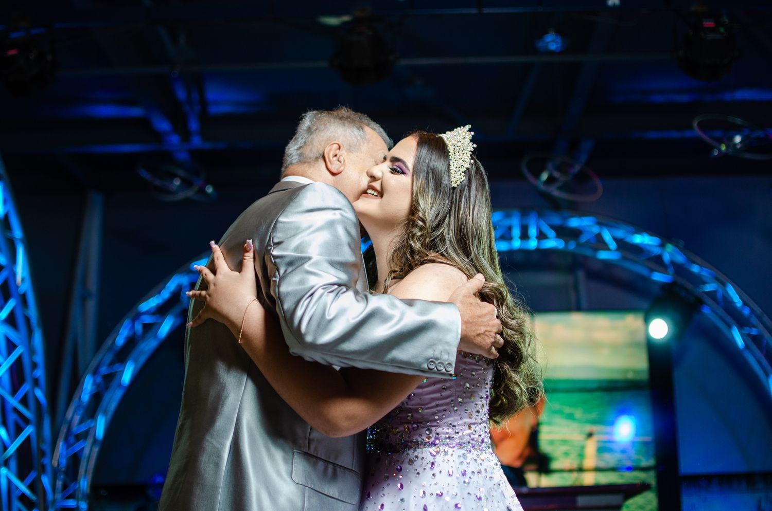 abrazo con su abuelo