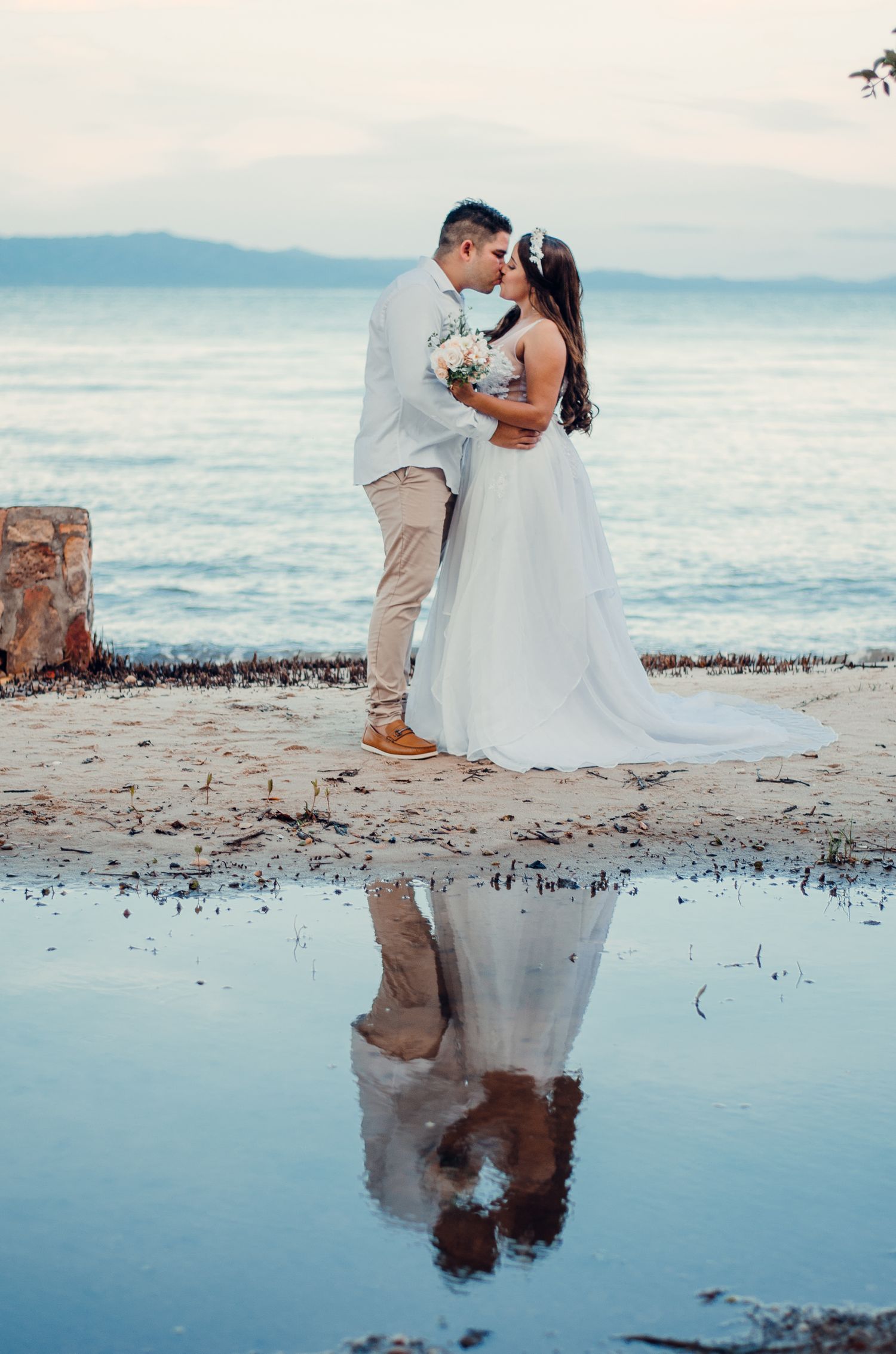 beso de novios con mar de fondo