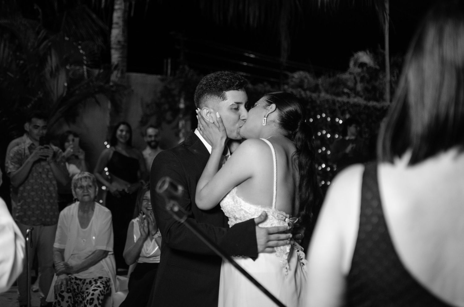 beso de novios recien casados