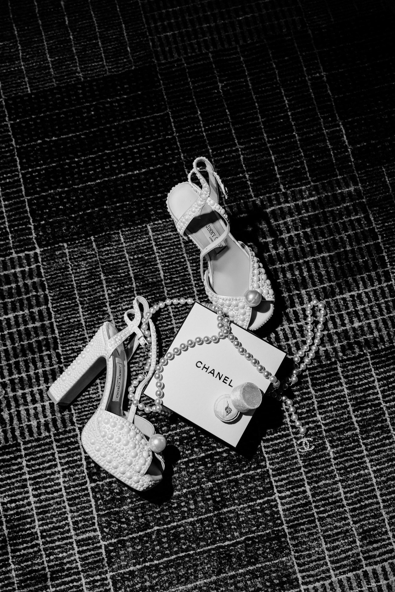 Svatební flatlay a boty nevěsty Jimmy Choo.