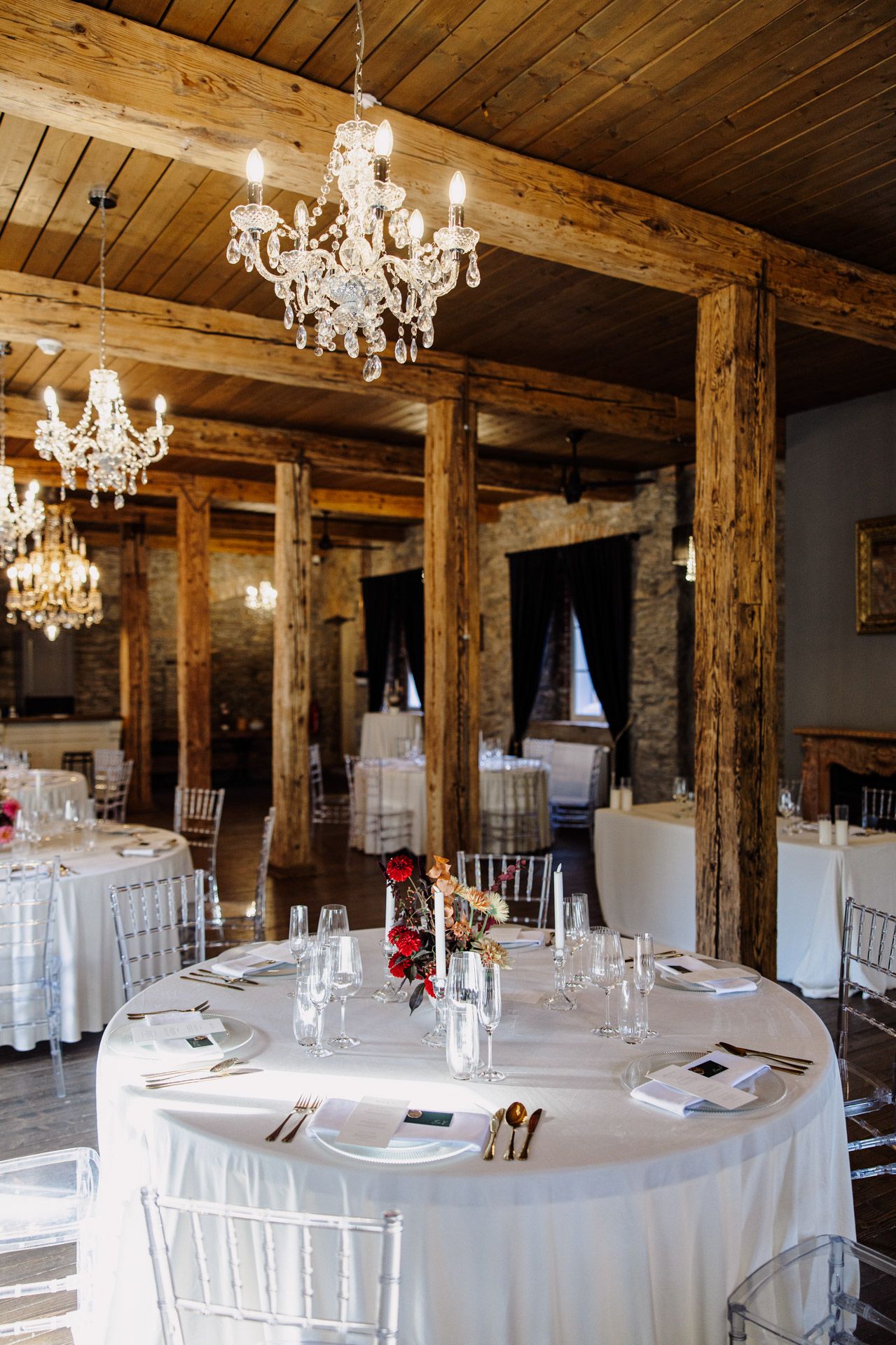 Hostina na podzimní svatbě v ČR.