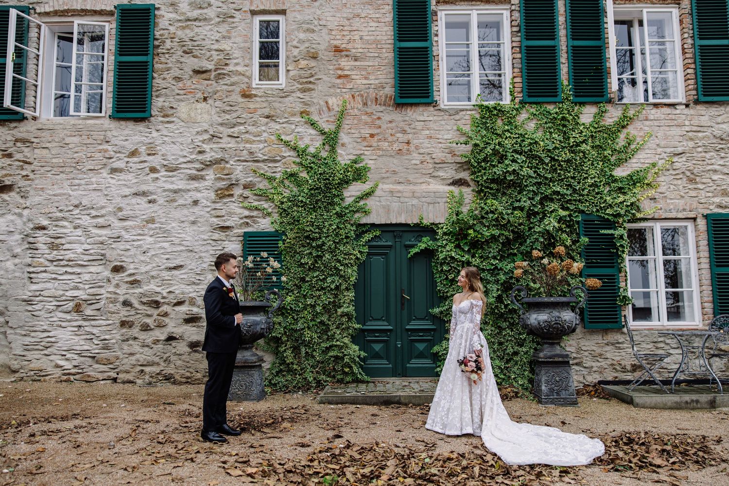 Villa Dom Carli a nevěsta a ženich.