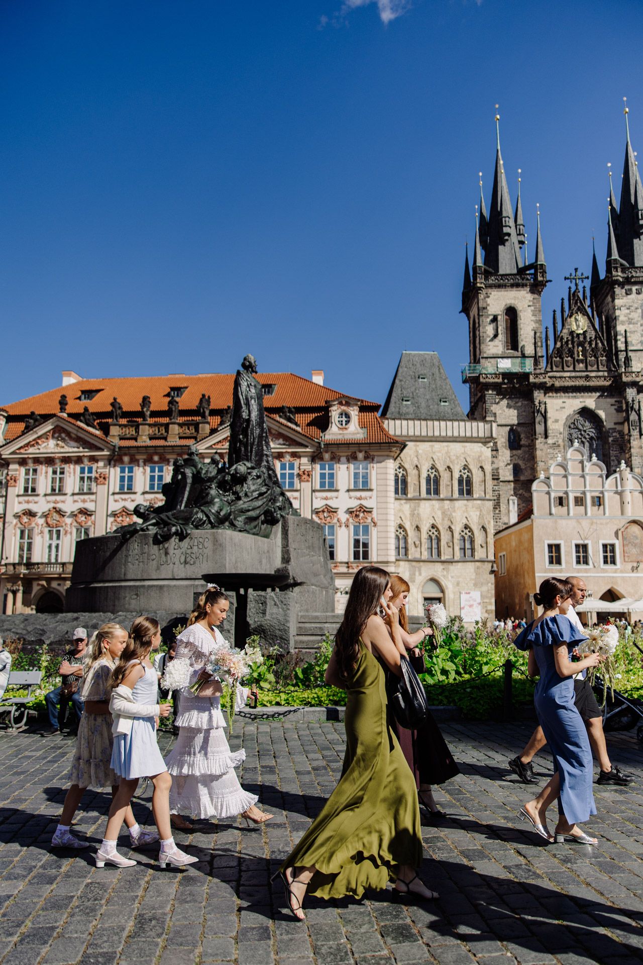 Staroměstské náměstí s nevěstou a družičkami v Praze.