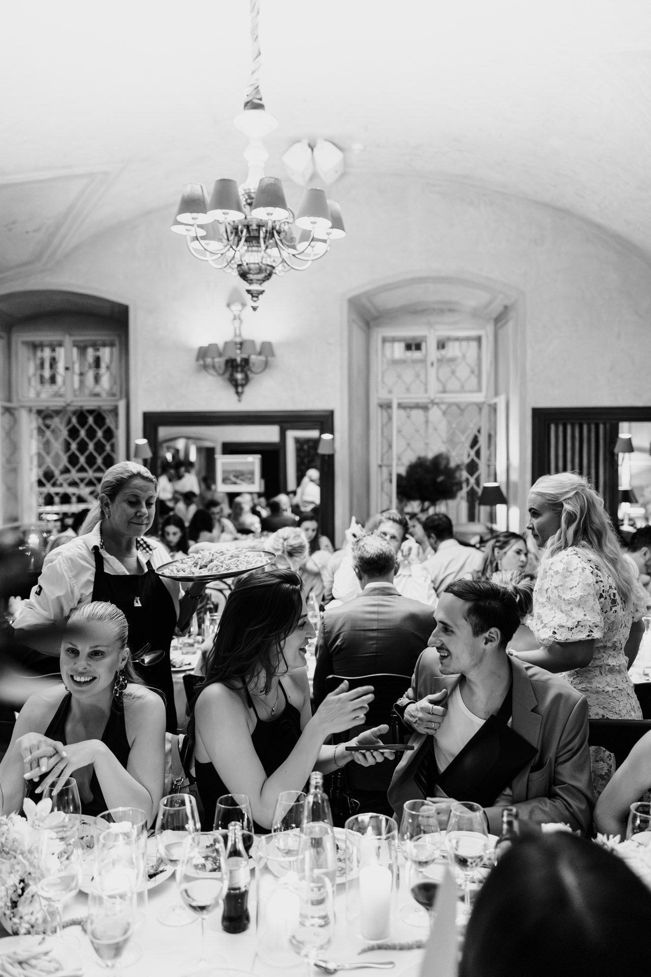 Letní zahraniční svatba v Café de Paris.