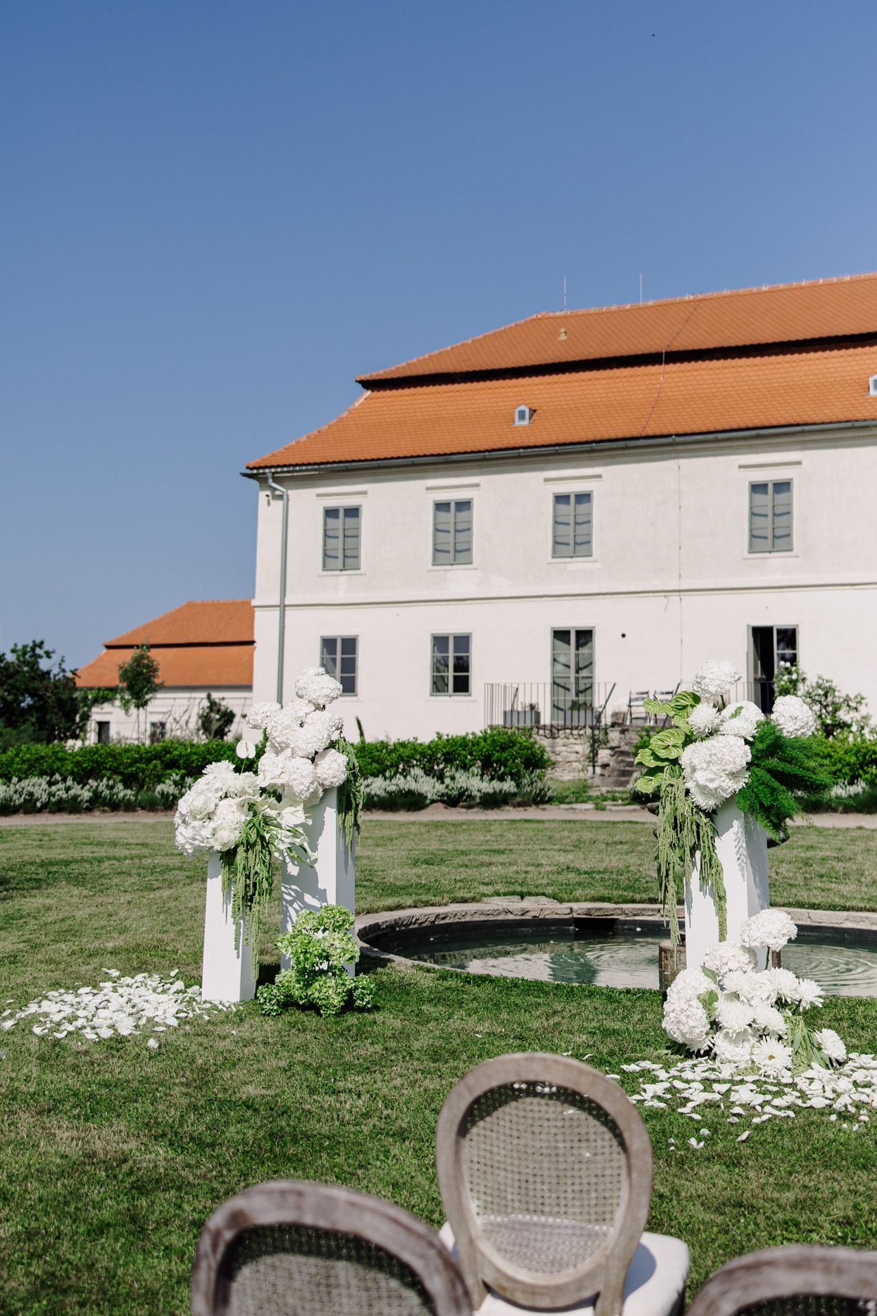 Kocanda Kravsko a svatební obřad v černobílém stylu.