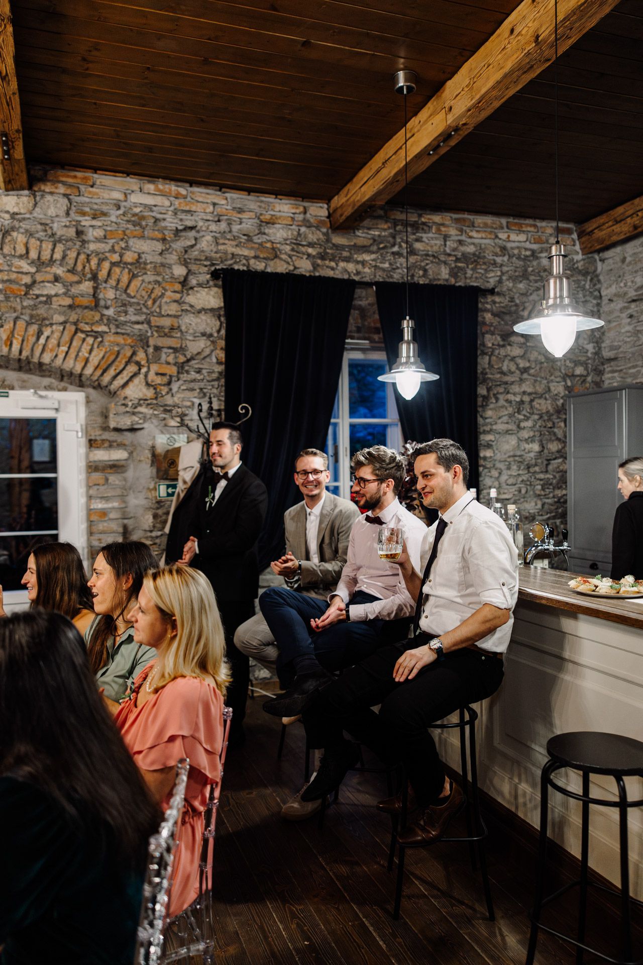 Svatební party na listopadové svatbě.