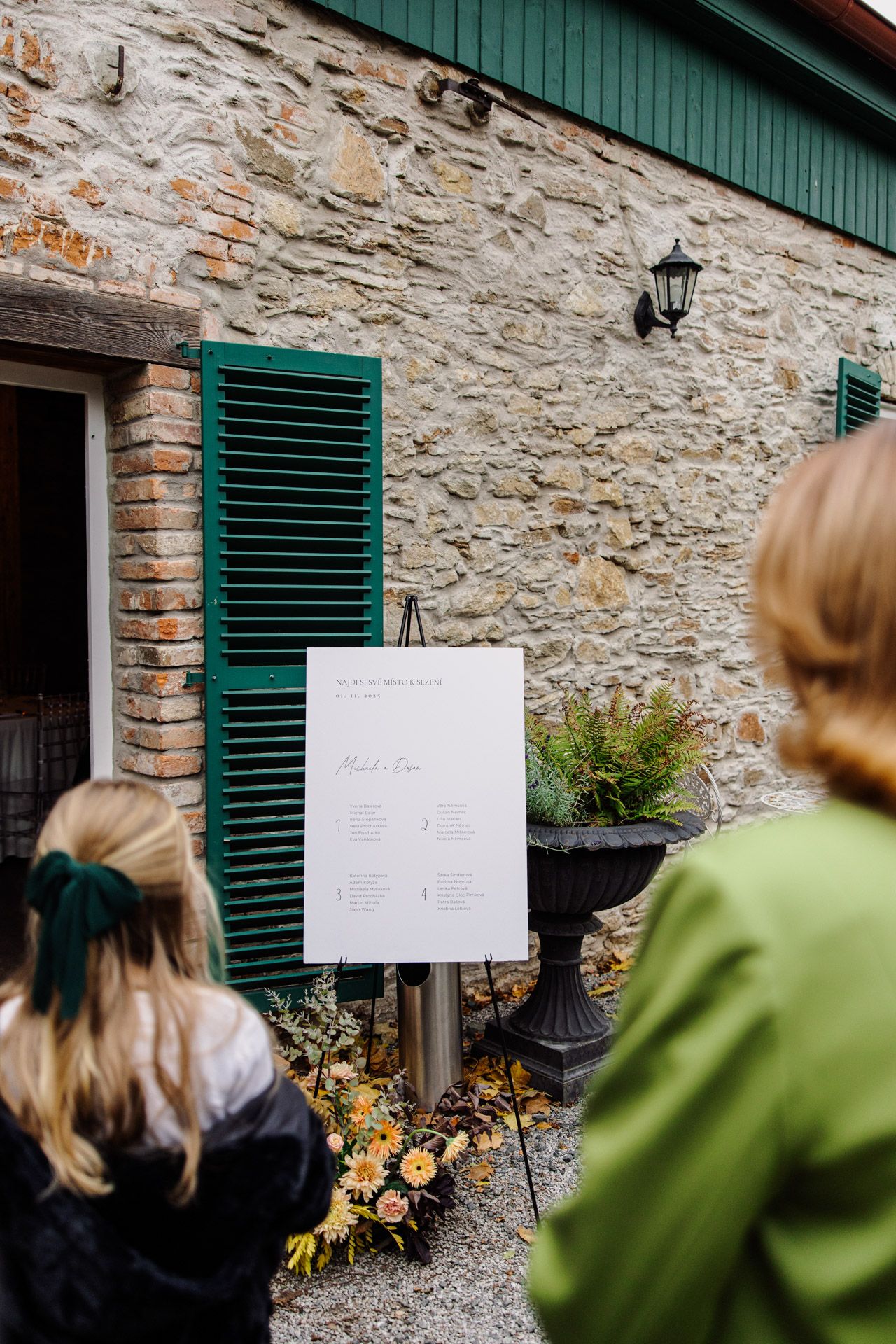 Podzimní svatba na svatební místě v italském stylu.