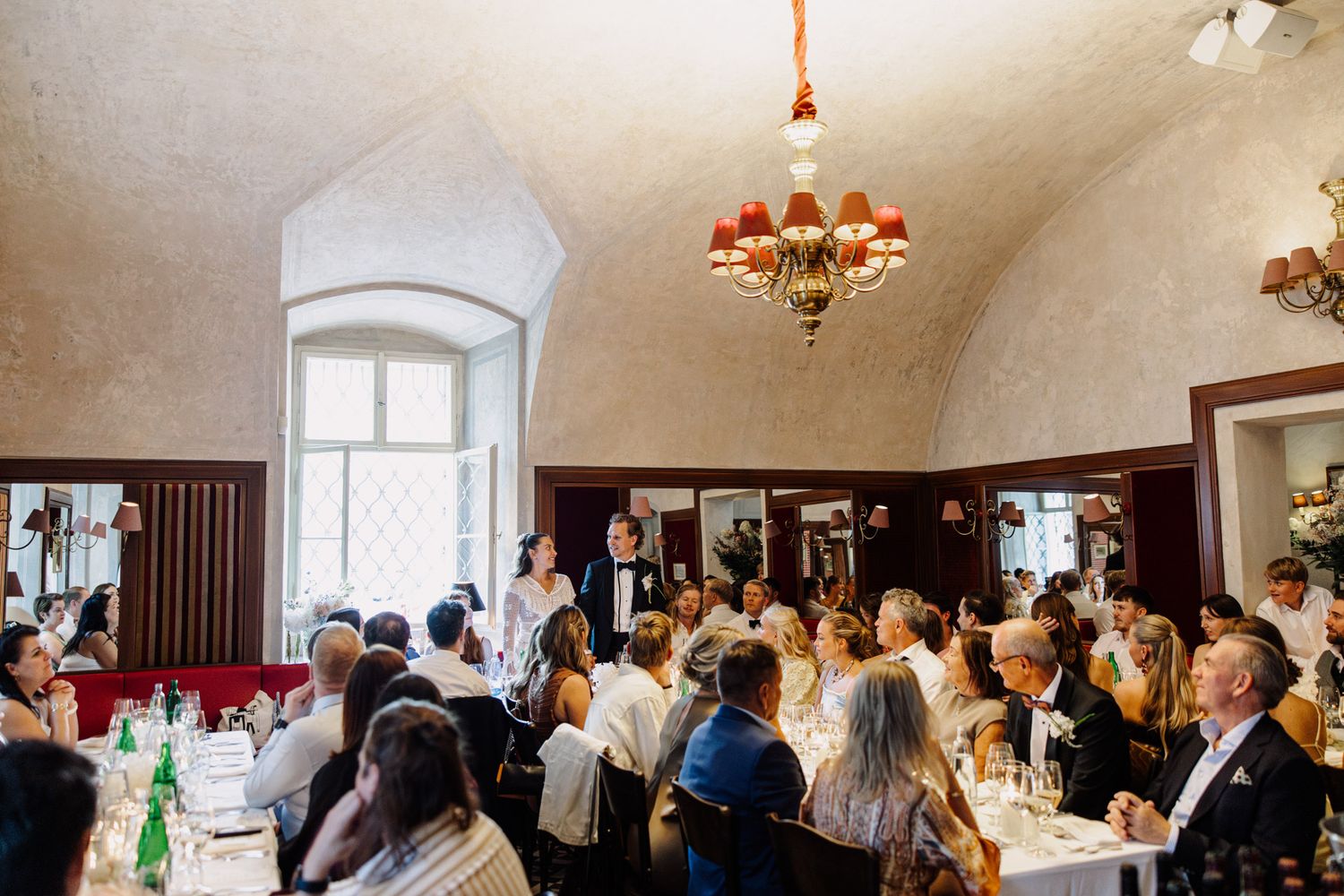 Svatební hostina v Café de Paris v centru Prahy.
