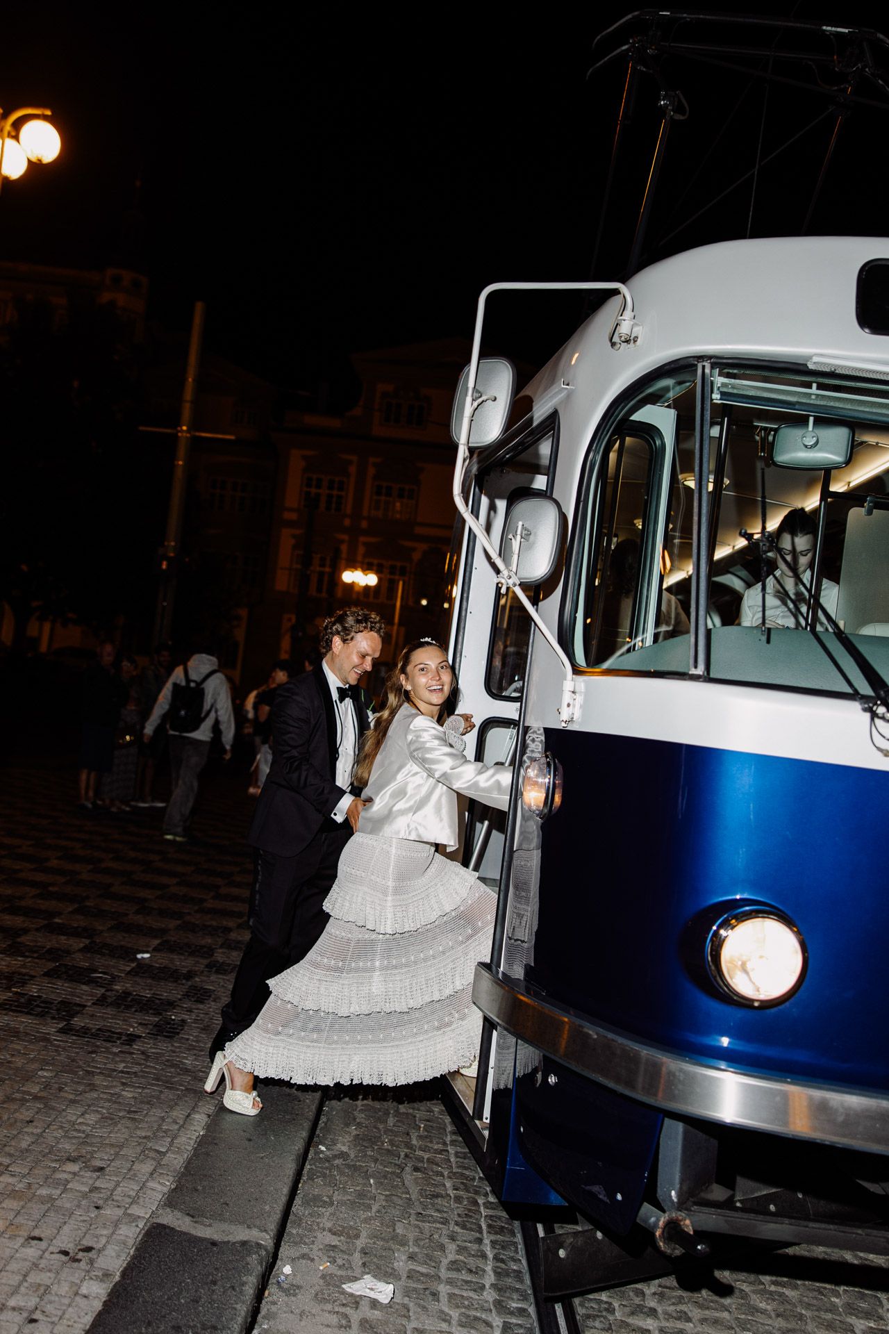 Zahraniční svatba v pražské tramvaji.