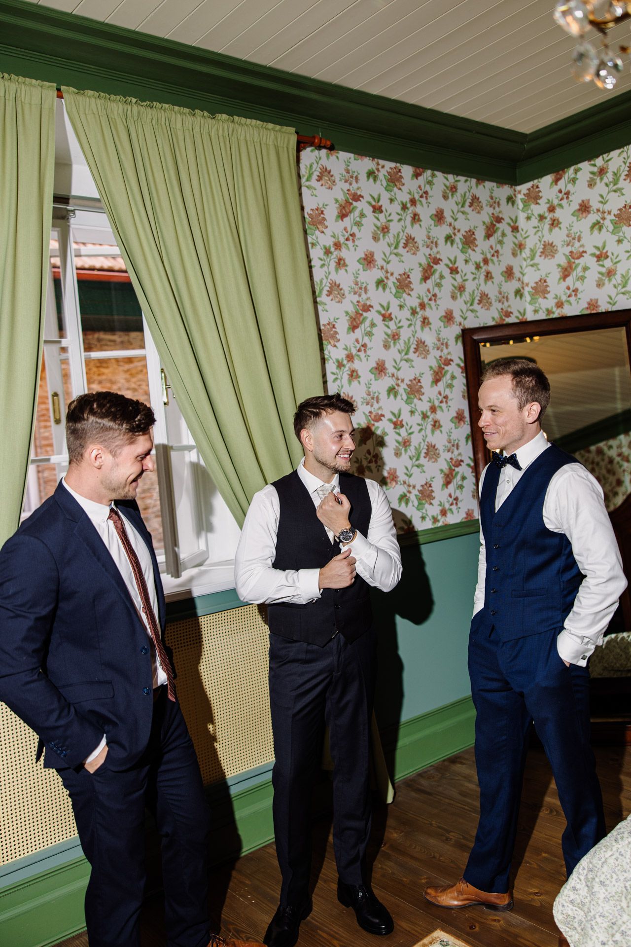 Svatební přípravy ženicha na svatebním místě v toskánském stylu Villa Dom Carli.
