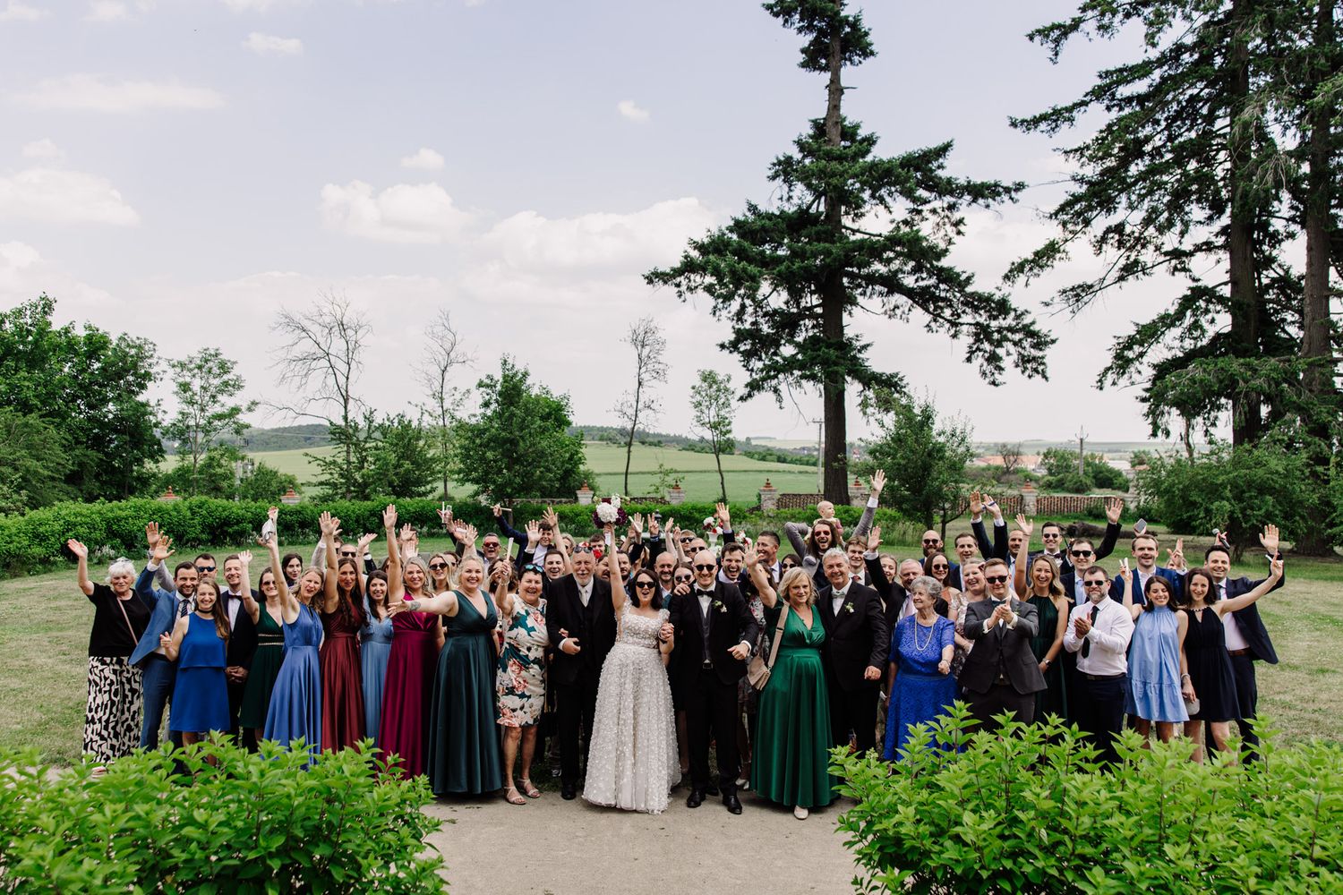 Společná fotografie všech hostů na svatbě na místě Kocanda Kravsko.