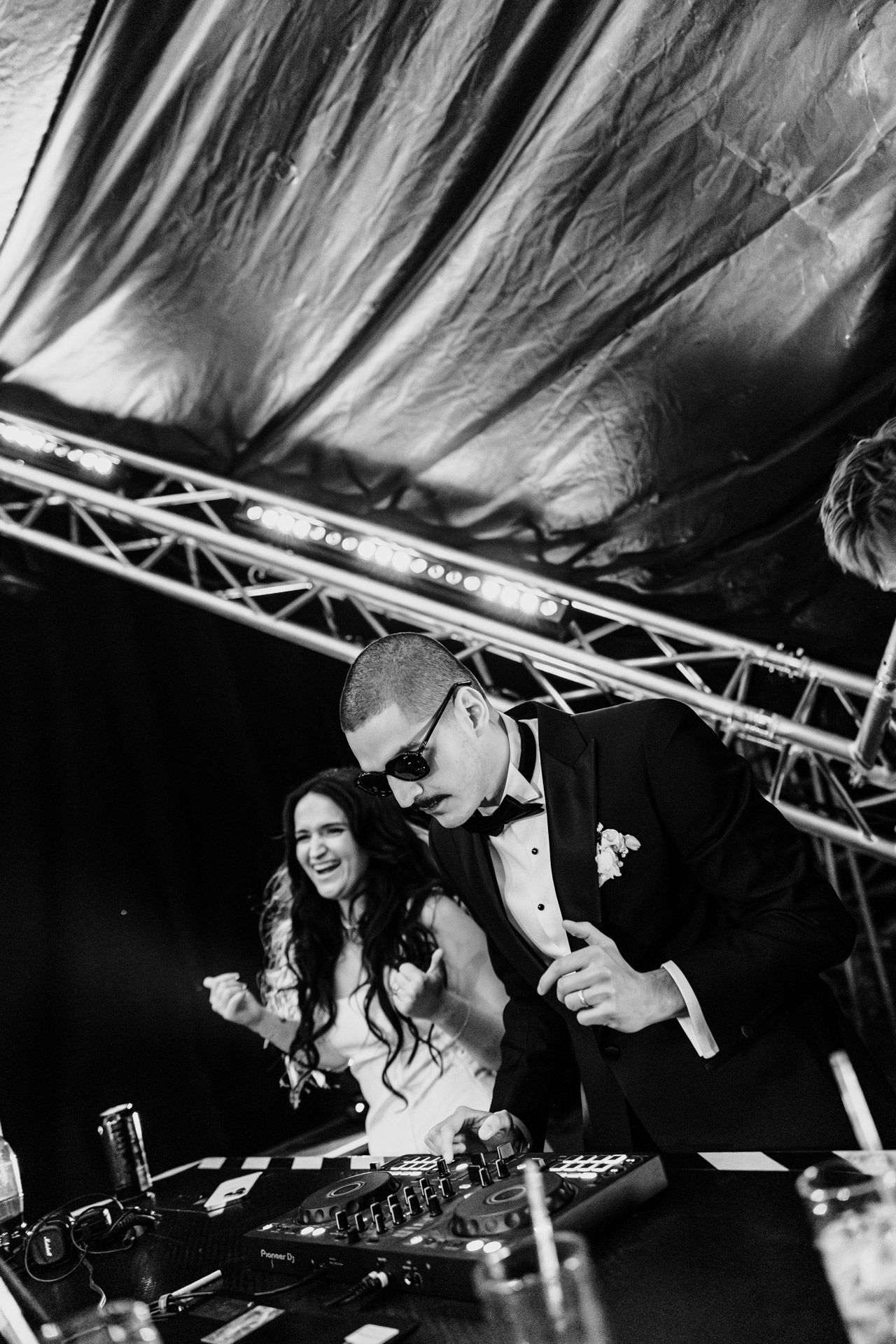 Party na zimní svatbě.