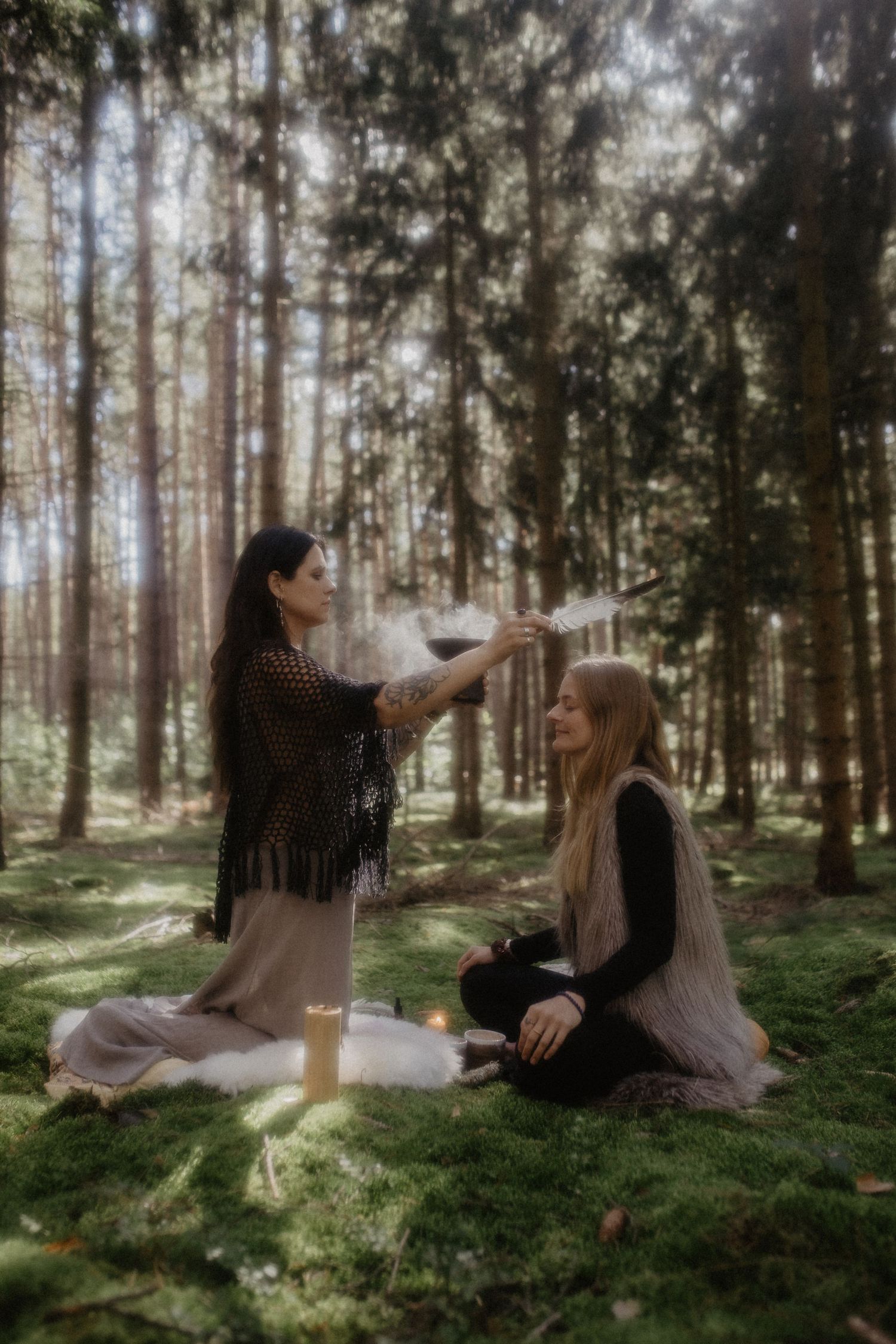 Räucherung bei einer Einzelsitzung im Freien mit Kakao, Meditation, Bewegung und Tanz