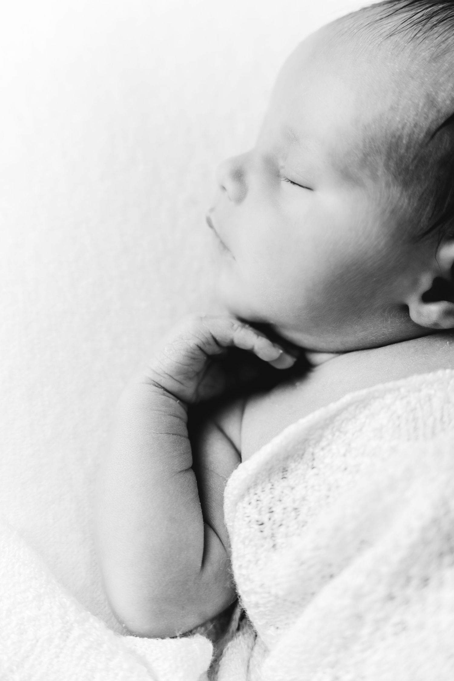 een foto van een slapende baby in een tijdloze setting tijdens een newborn reportage in studio in zandhoven