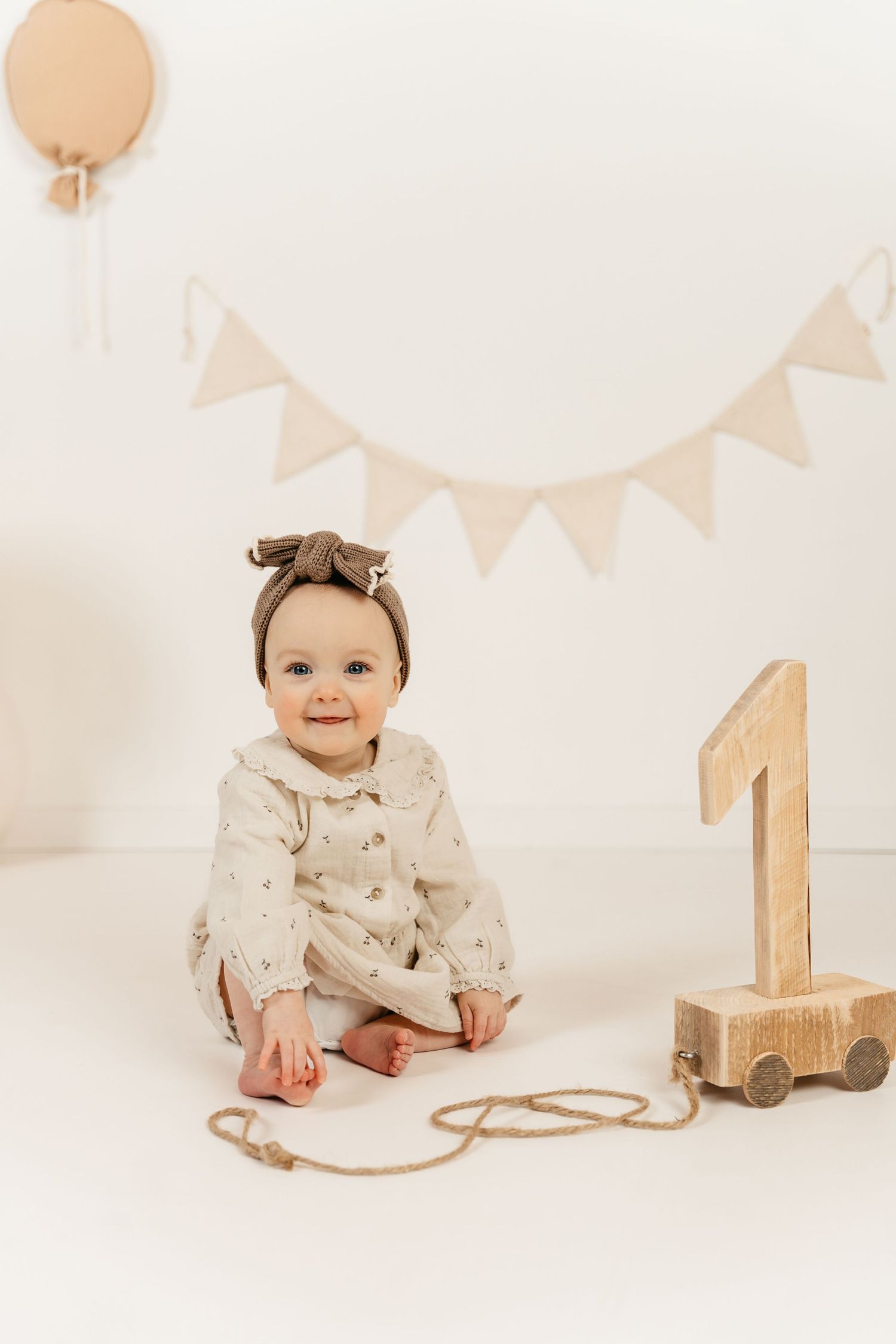 foto van een kindje van 1 jaar tijdens een cakesmash photoshoot