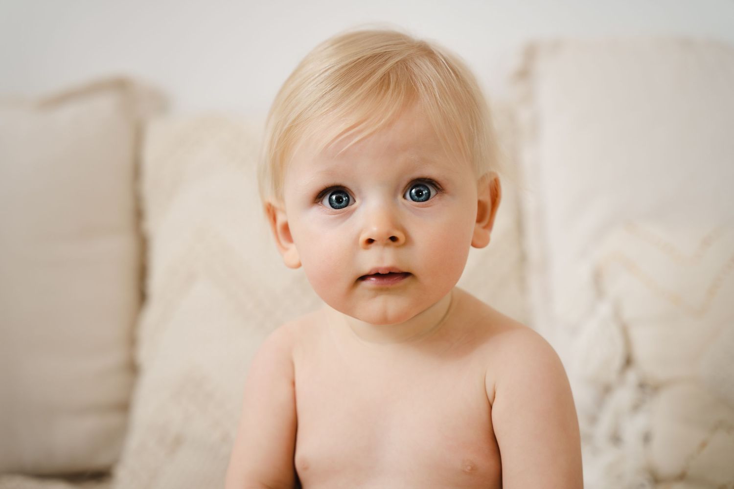 foto van vrolijke baby die net kan zitten tijdens fotoshoot in fotostudio in zandhoven