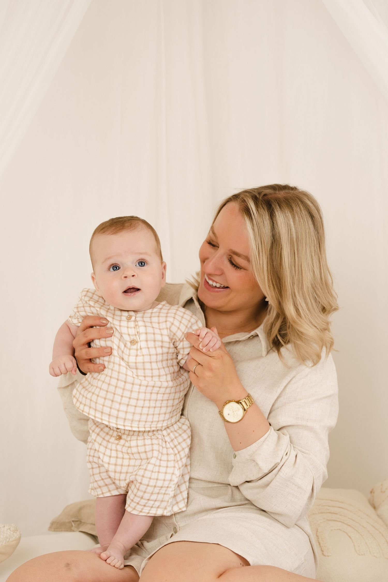 foto van mama met baby tijdens mama en ik of mommy and me sessie photoshoot in studio in zandhoven