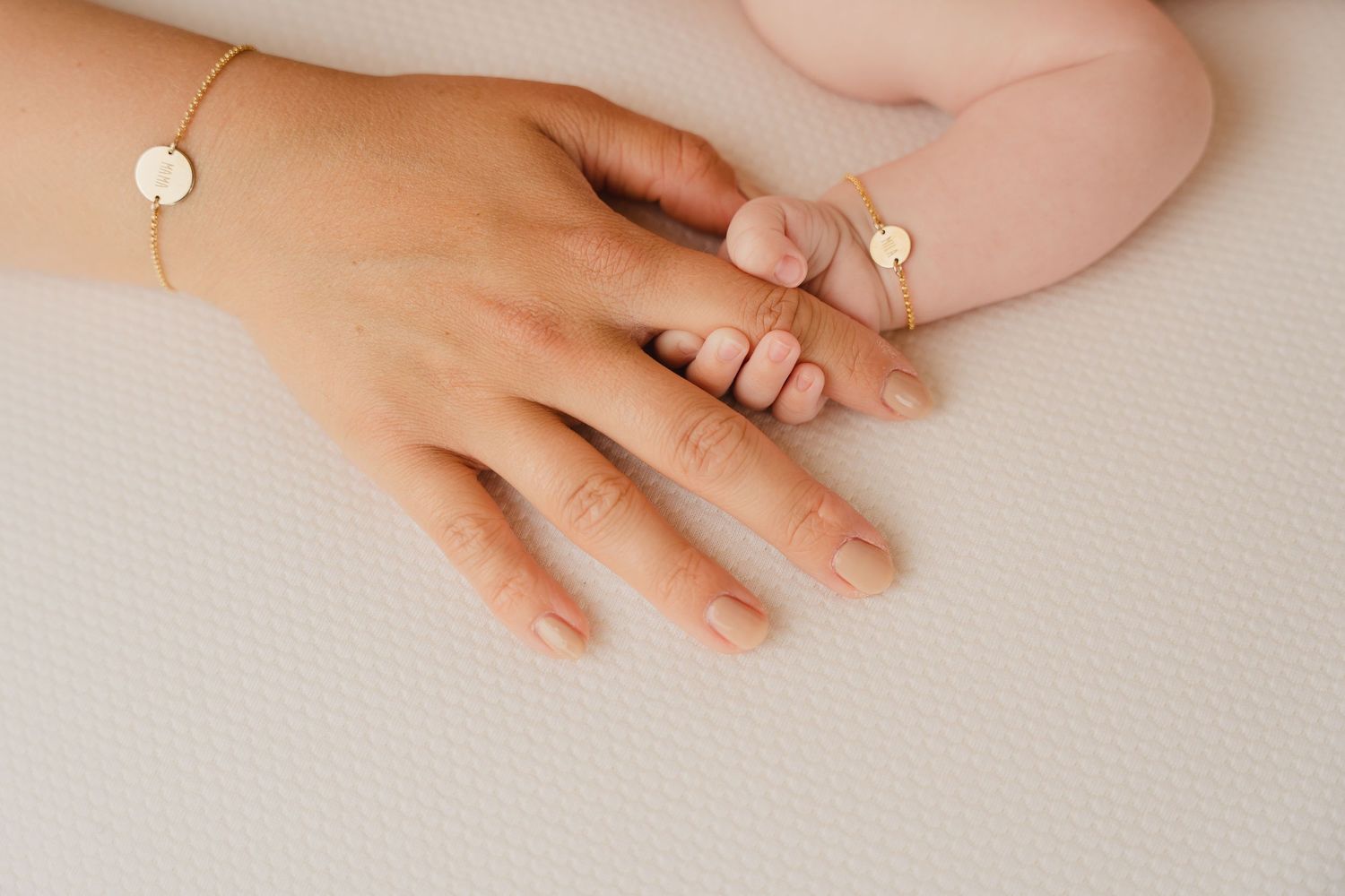 foto van mama met baby tijdens mama en ik of mommy and me sessie photoshoot in studio in zandhoven