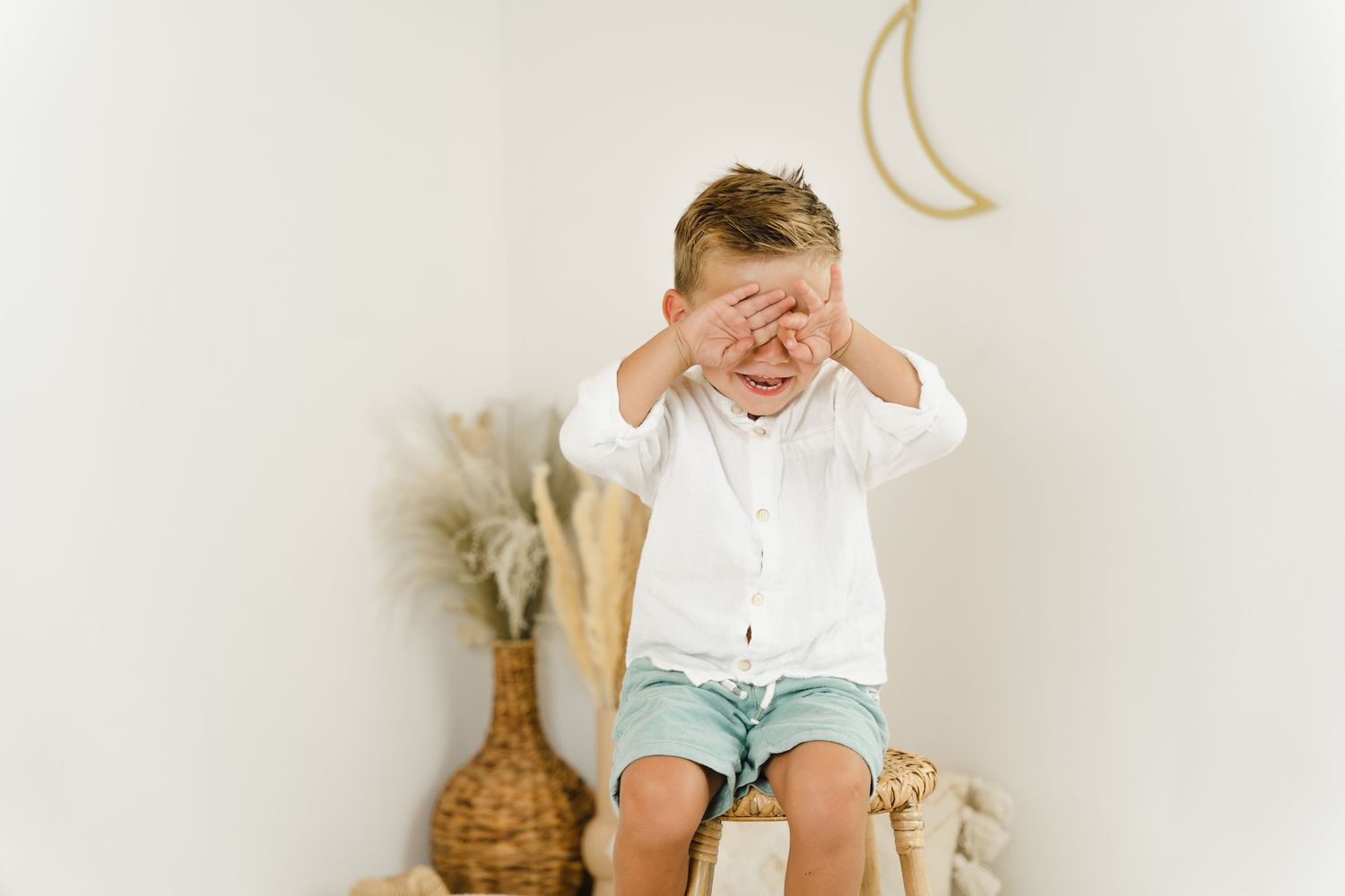 een jongen tijdens een kinderreportage in een tijdloze setting in een fotostudio in Antwerpen