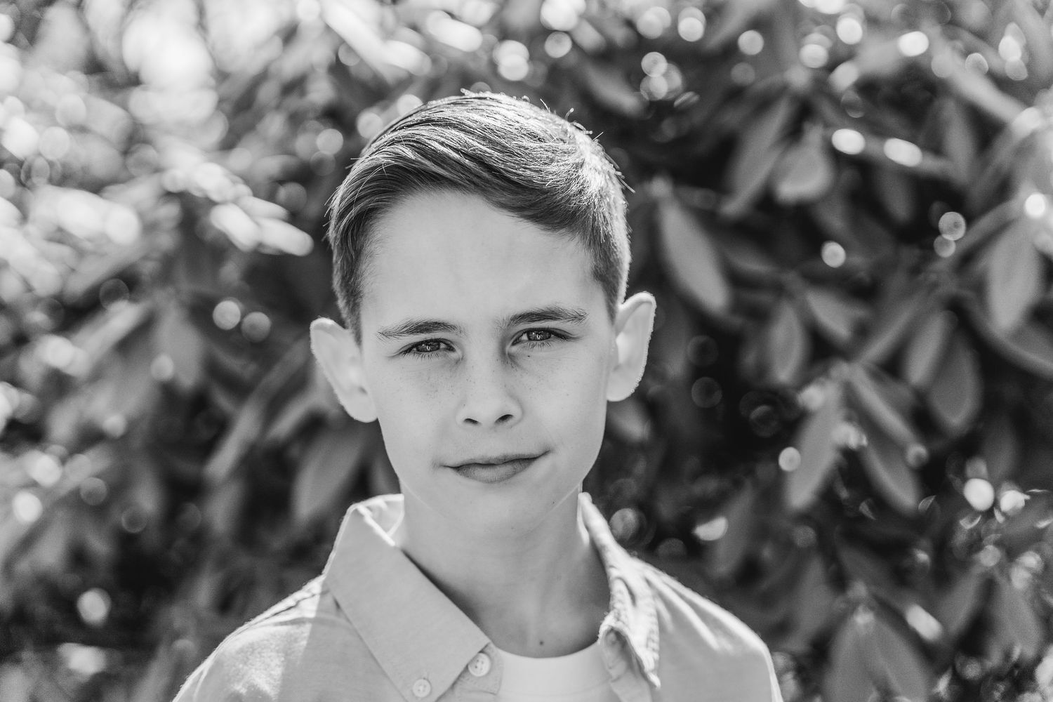 zwart wit portret van een jongen die zijn communie doet tijdens een communiereportage in zandhoven
