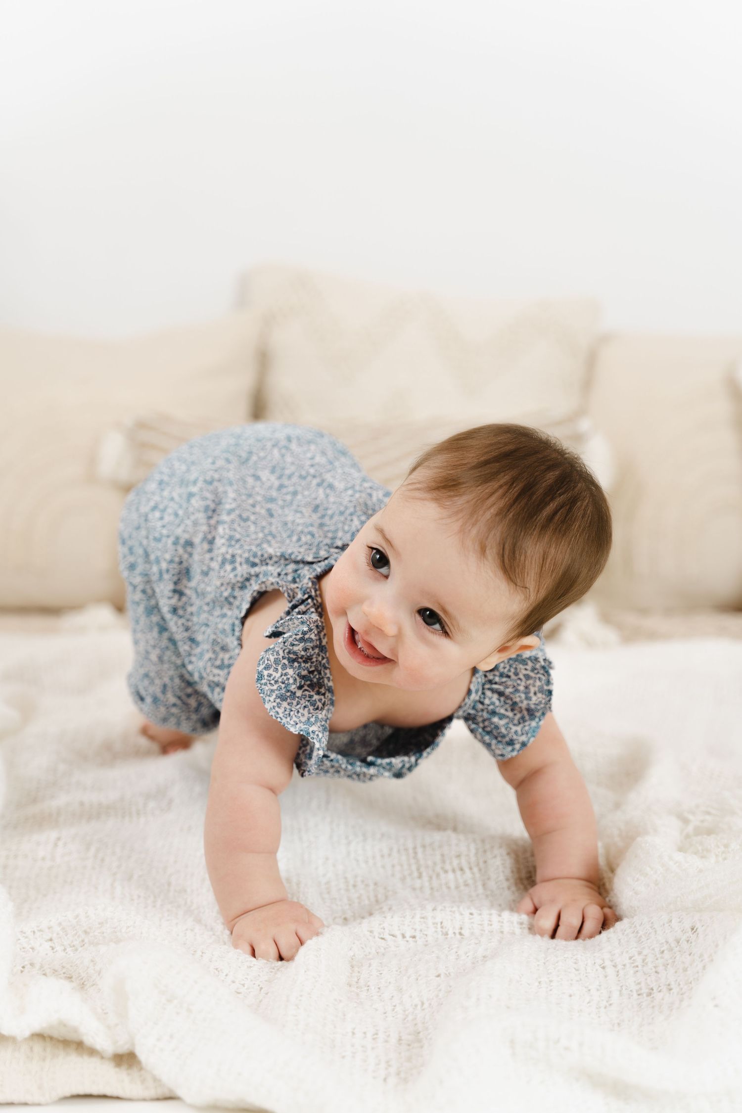 foto van vrolijke baby tijdens fotoshoot in fotostudio in zandhoven