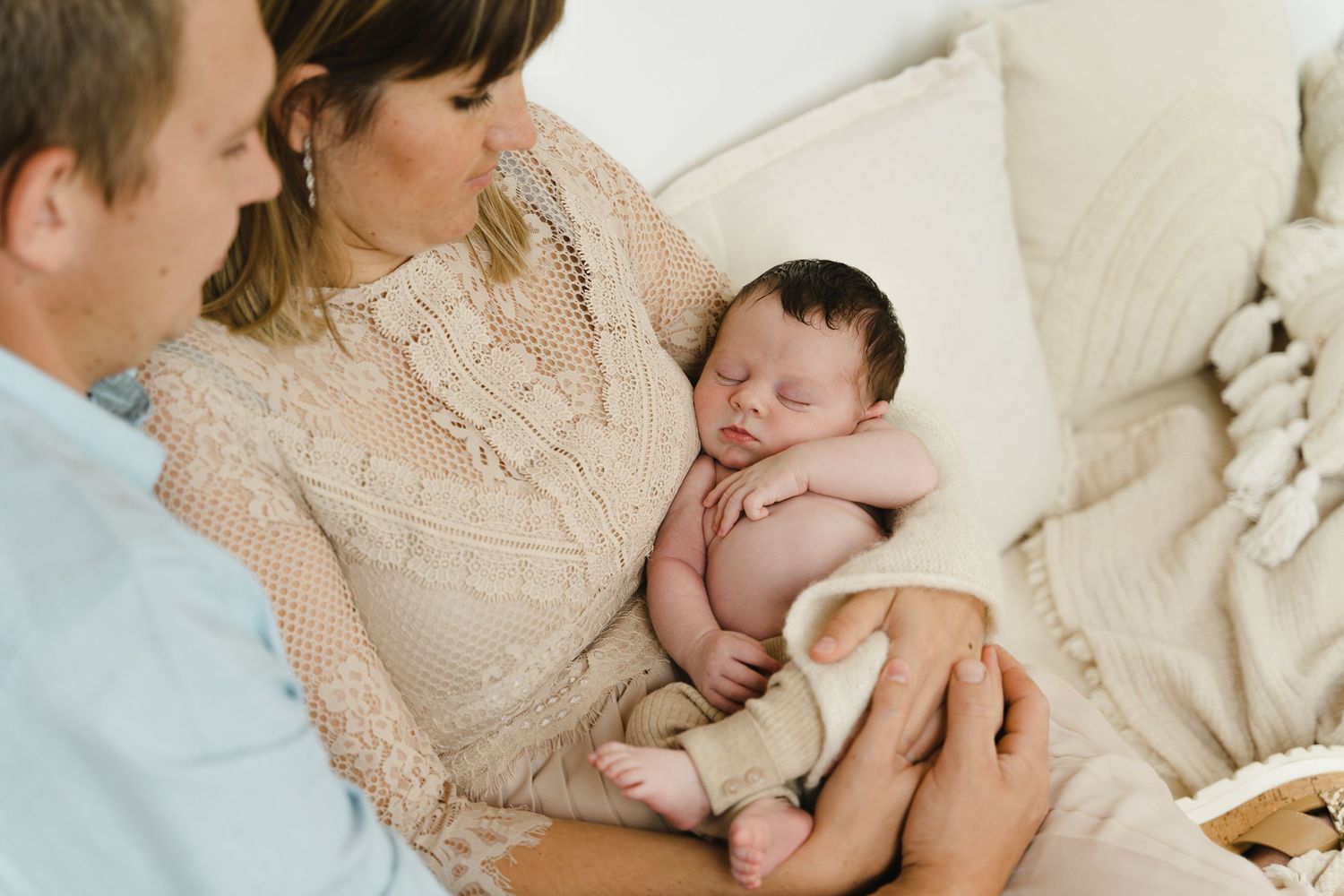 foto van gezin met newborn baby in fotostudio in zandhoven