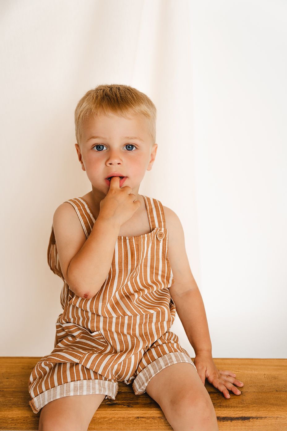 foto van spelende kind in fotostudio in zandhoven