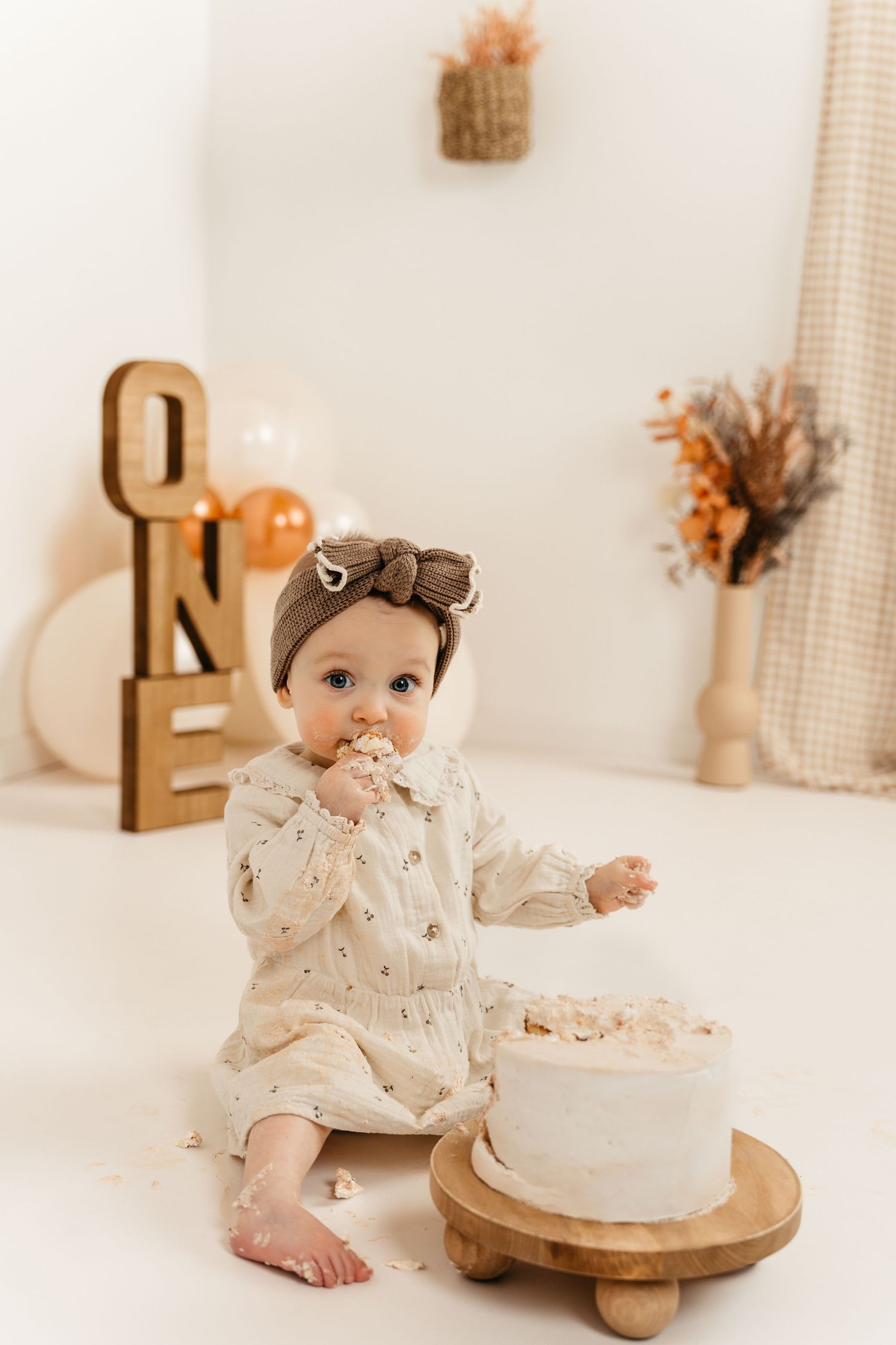 foto van een baby van 1 jaar tijdens een cakesmashreportage in zandhoven