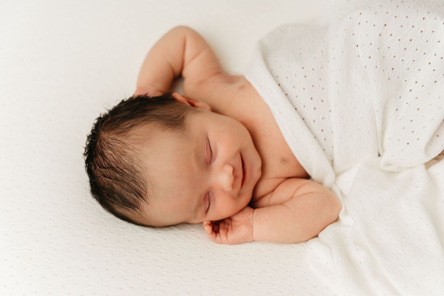 foto van een newborn baby in een neutrale tijdloze setting in een natuurlijke pose in een fotostudio in zandhoven