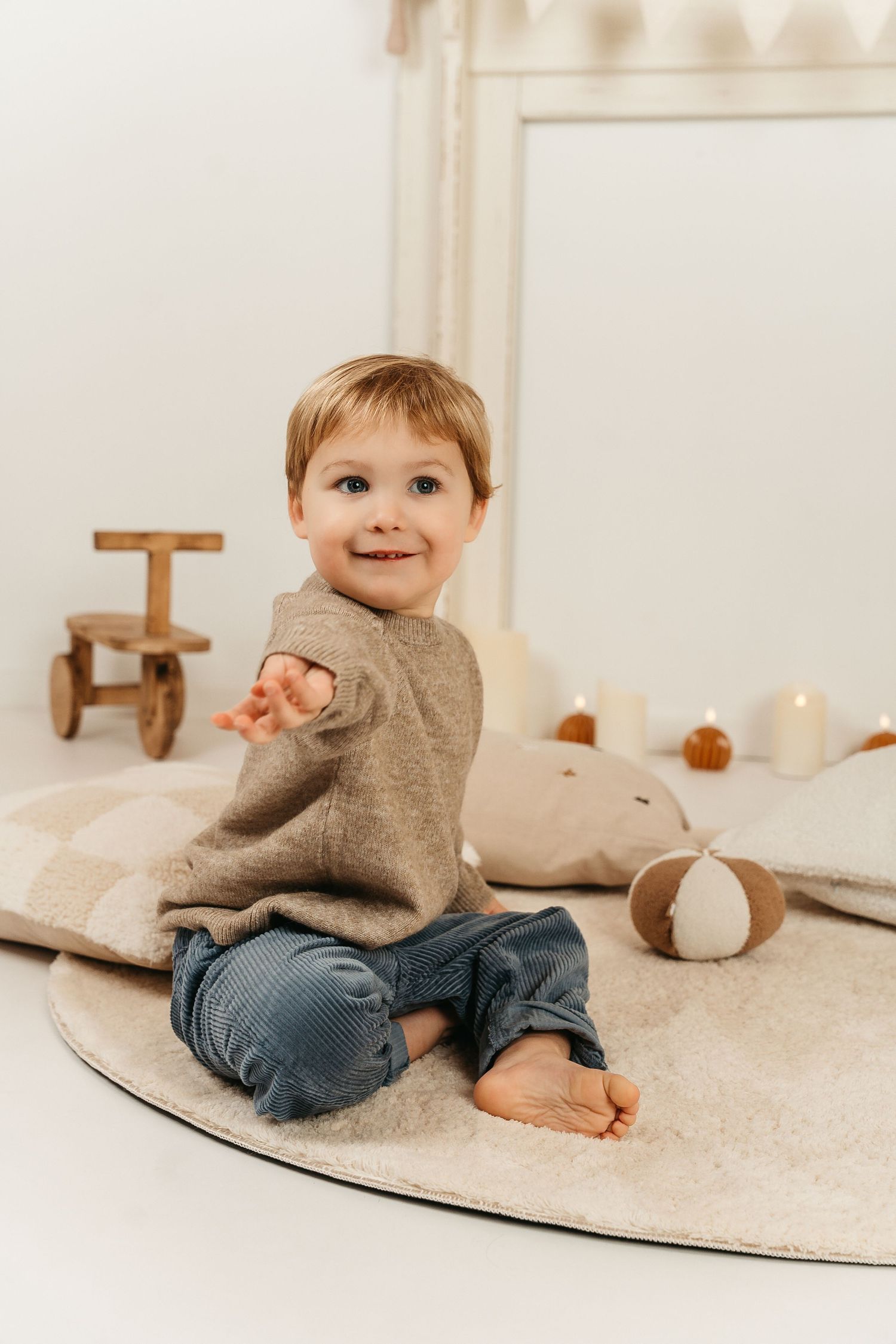 foto van spelende kind in fotostudio in zandhoven