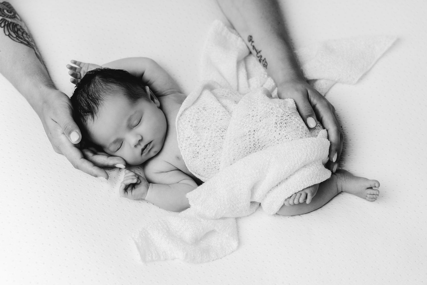 een foto van een slapende baby in een tijdloze setting tijdens een newborn reportage in studio in zandhoven
