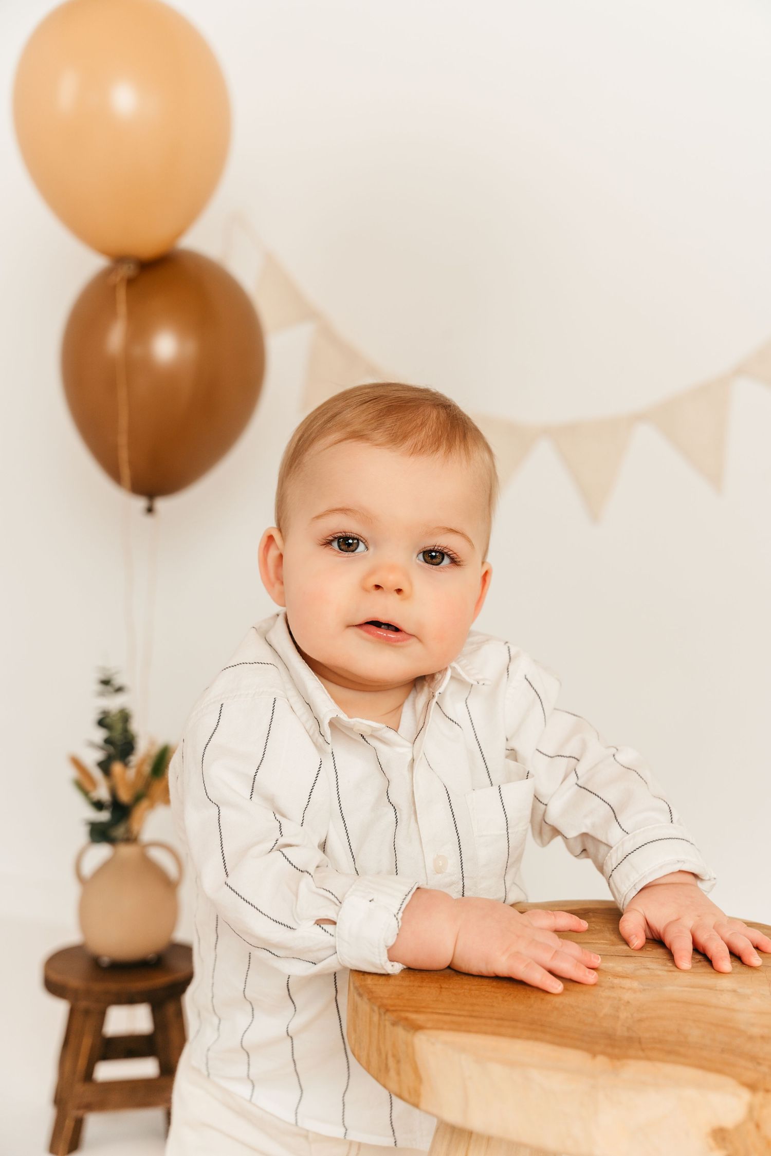 foto van kindje van 1 jaar tijdens een cakesmashreportage in studio in zandhoven