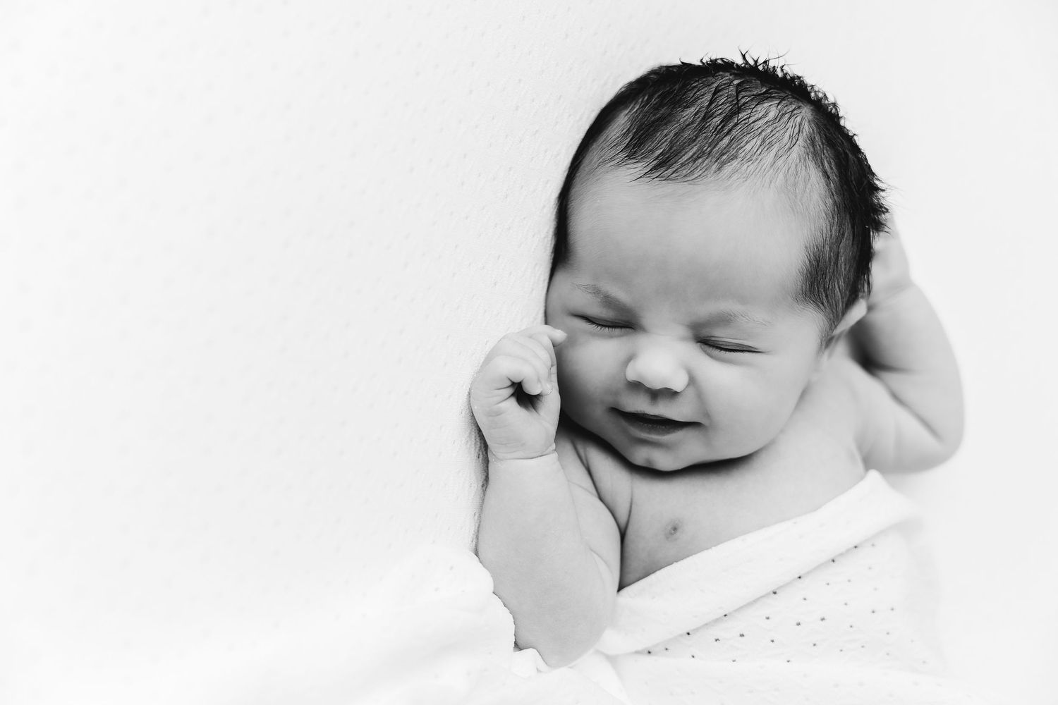een foto van een slapende baby in een tijdloze setting tijdens een newborn reportage in studio in zandhoven