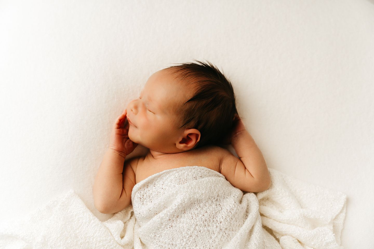 Slapende newborn baby tijdens professionele newborn fotoshoot in de Kempen