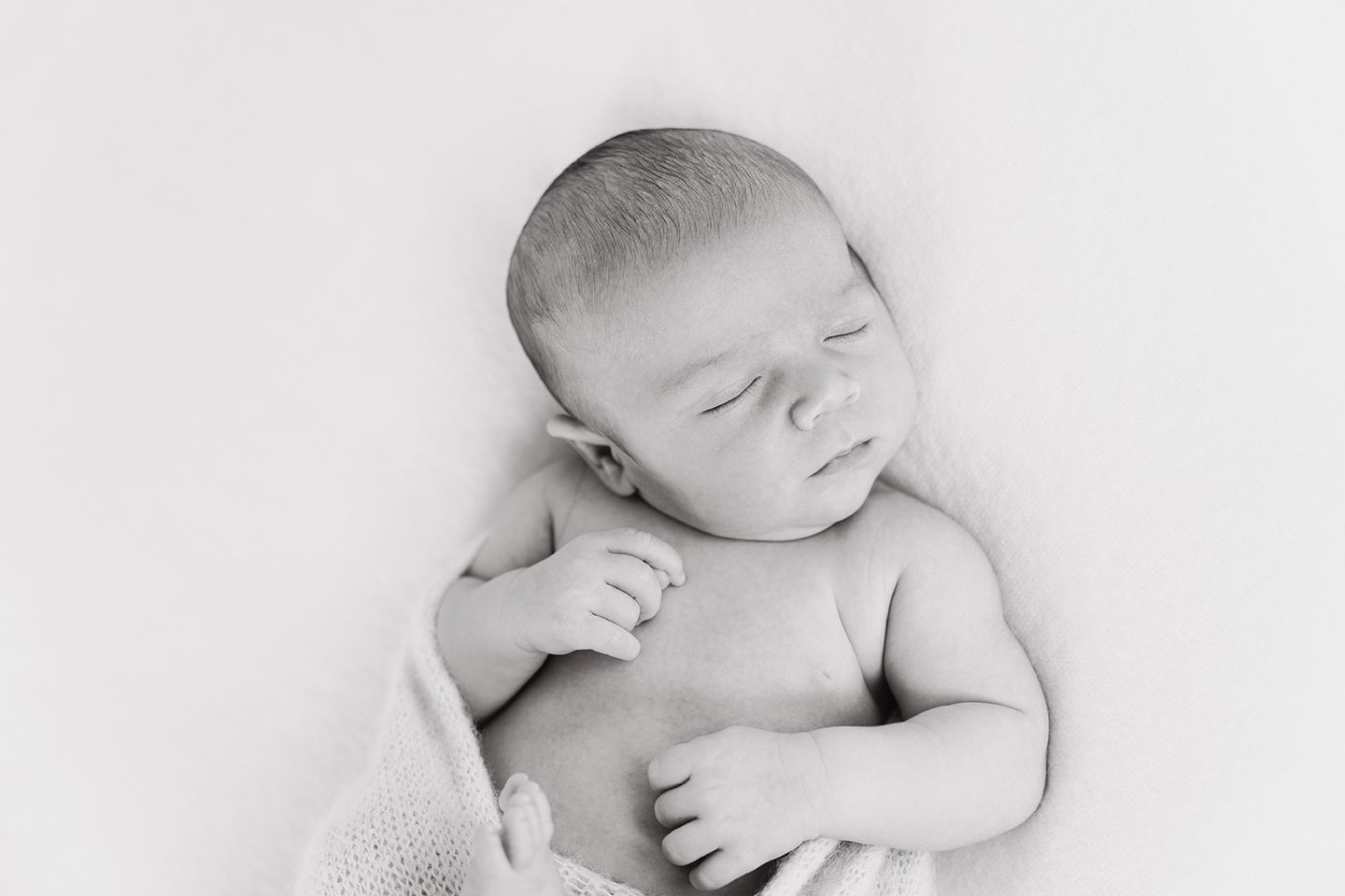 foto van een slapende baby in zwartwit tijdens een babyshoot in Zandhoven