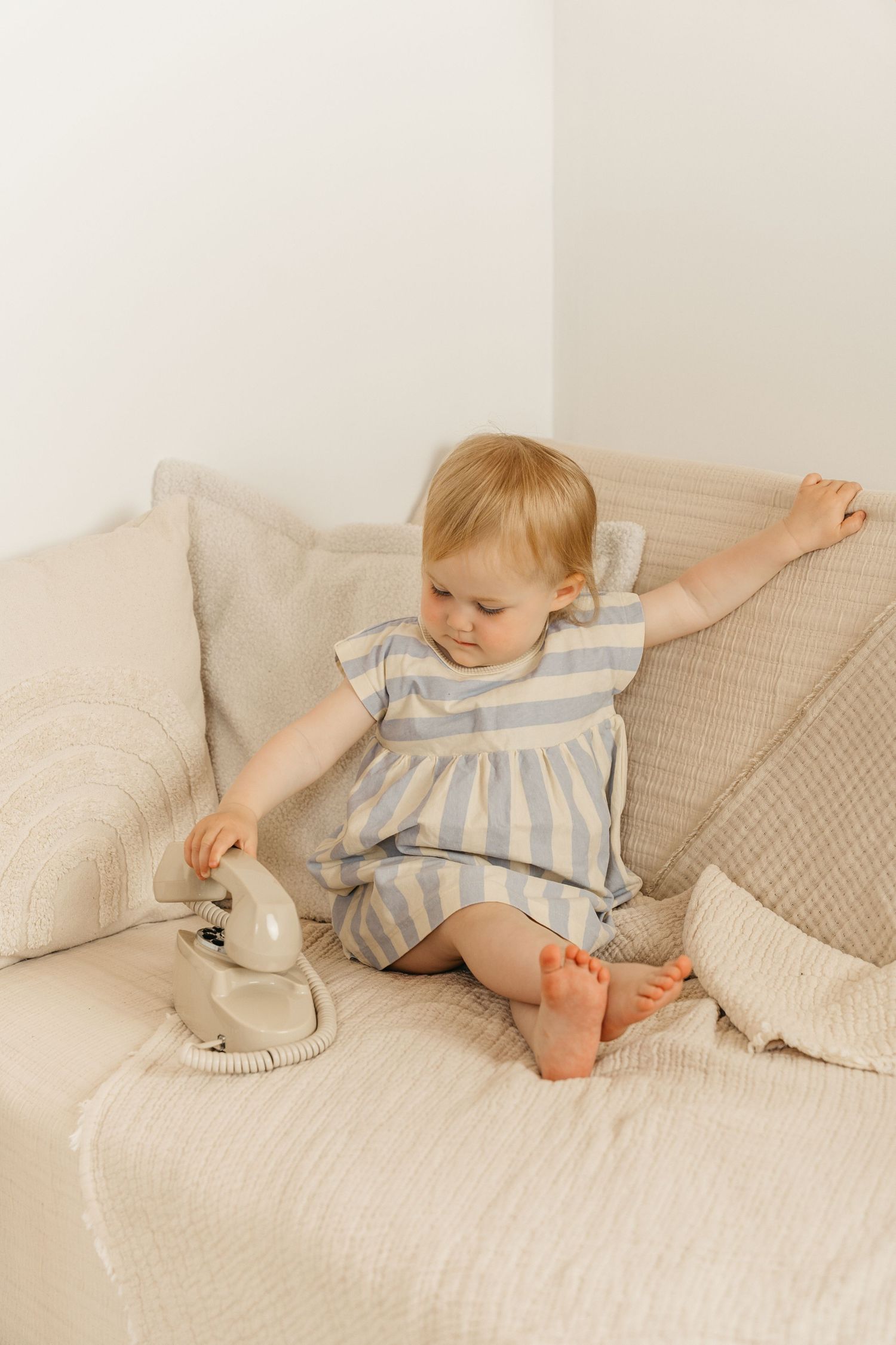 foto van kindje met telefoon tijdens photoshoot in studio in zandhoven