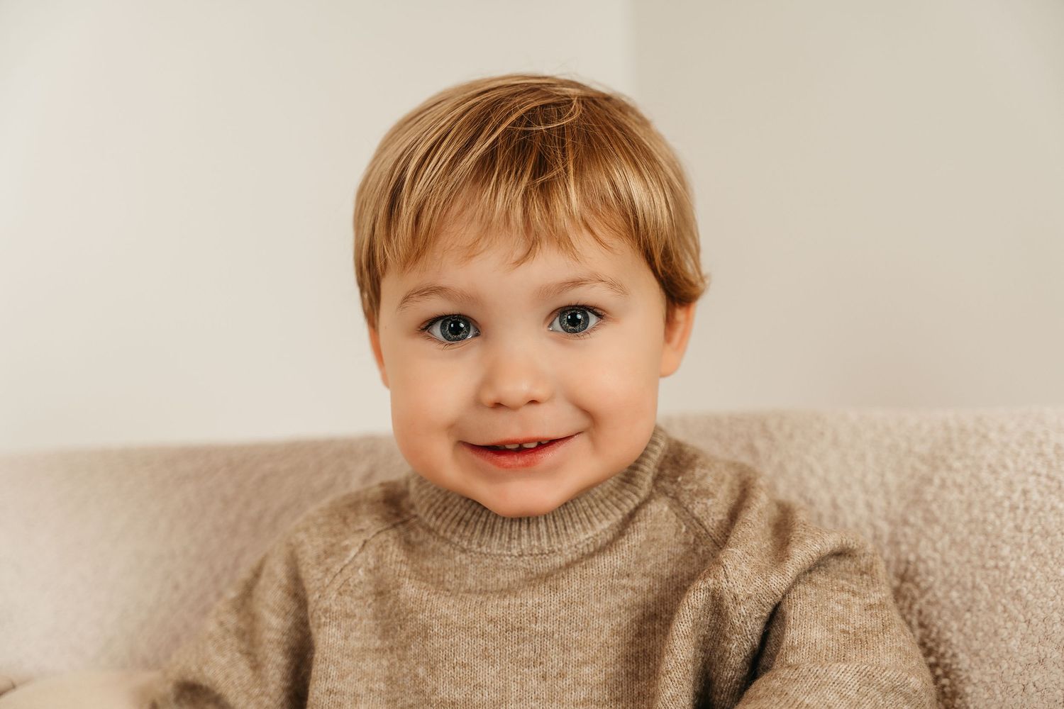 spontane foto van kind in studio in zandhoven