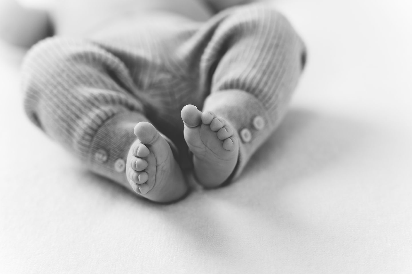 close up van detail babyvoetjes tijdens een babyreportage in studio in Zandhoven