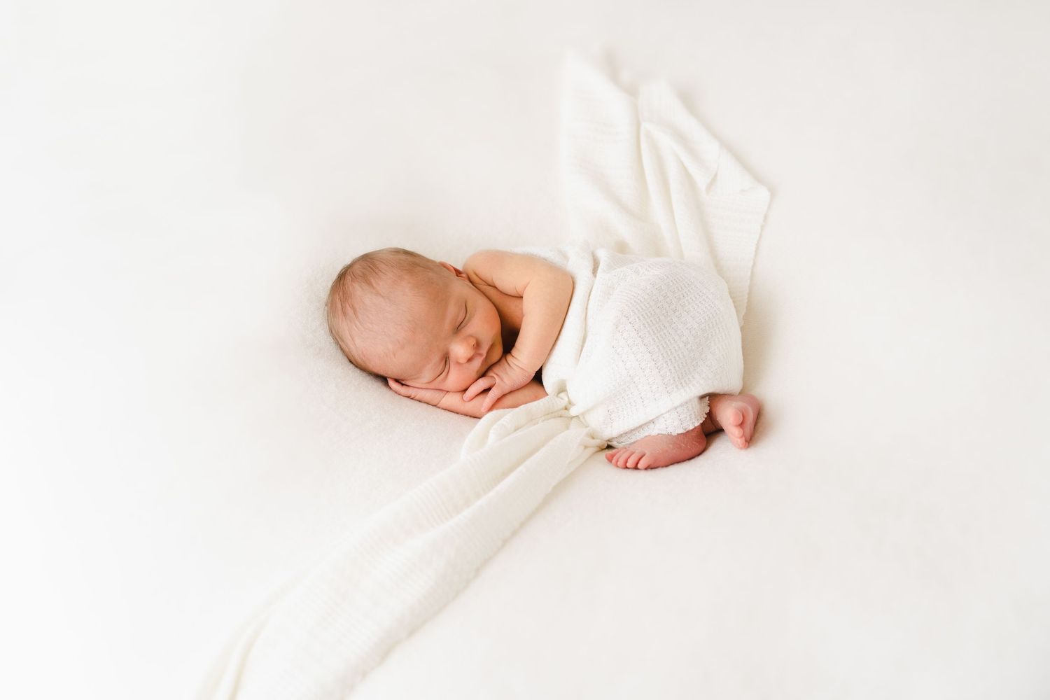 tijdloze foto van een newborn baby in fotostudio in zandhoven