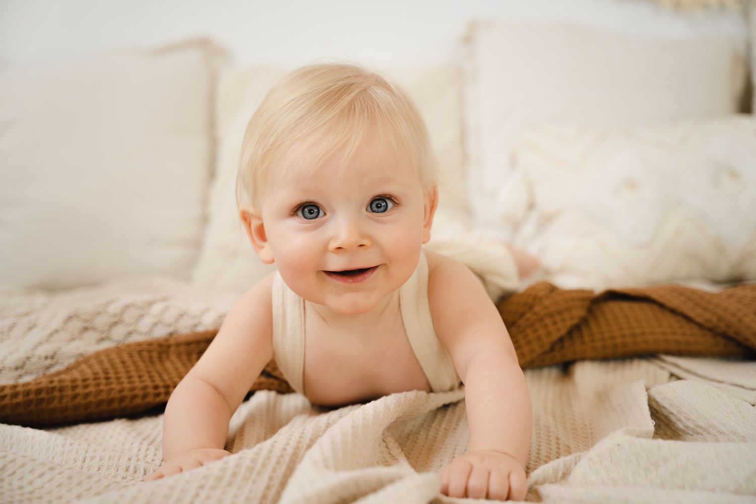 babyfoto van baby van 9 maanden die net kan zitten in fotostudio in Zandhoven