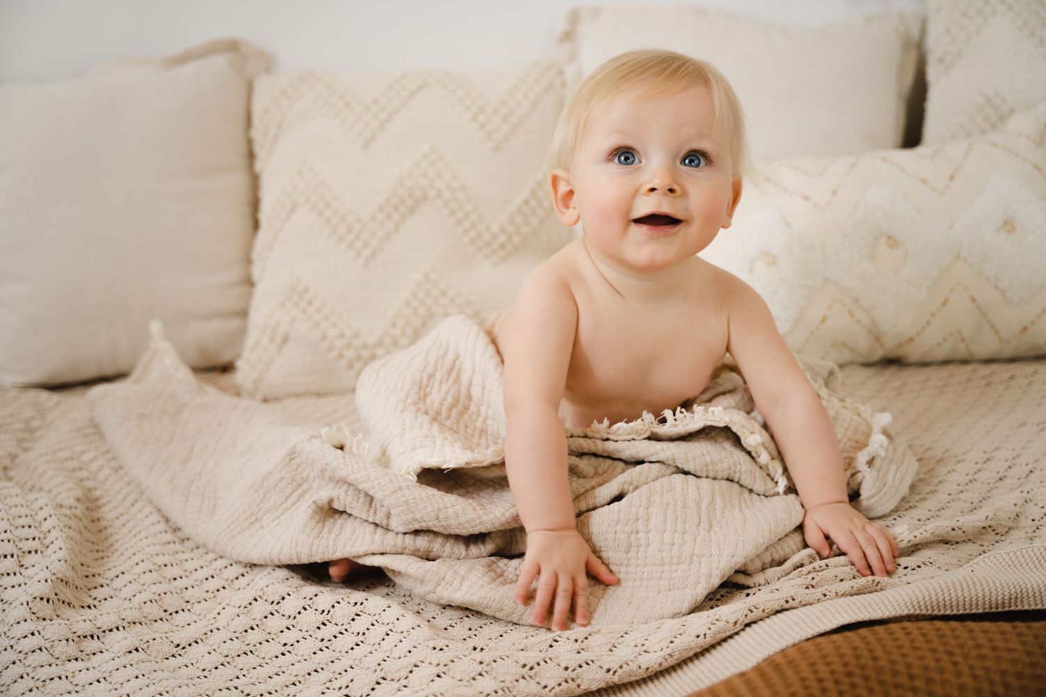 foto van vrolijke baby tijdens fotoshoot in fotostudio in zandhoven