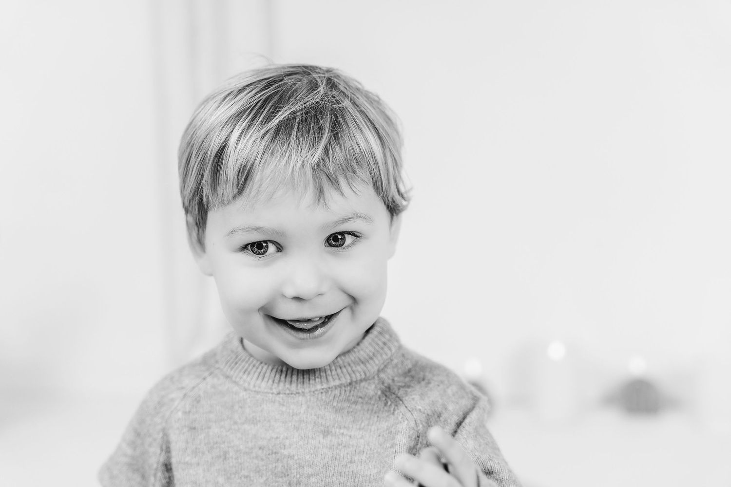 spontane foto van kind in studio in zandhoven zwart wit portret kind