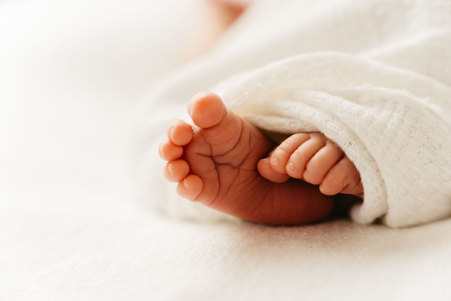 foto van kleine babyvoetjes tijdens newborn reportage