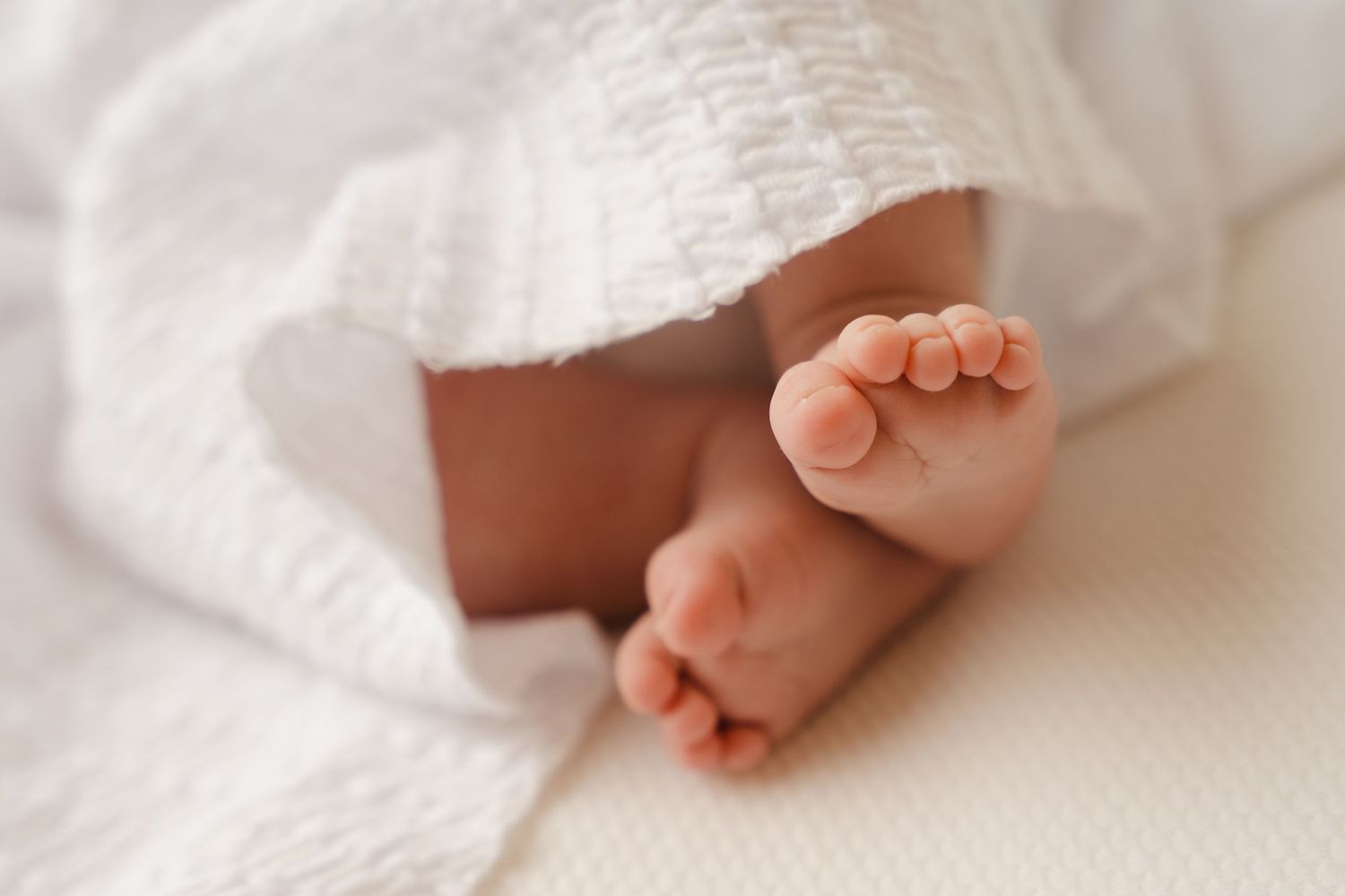 detail foto van voetjes van newborn baby in fotostudio in zandhoven